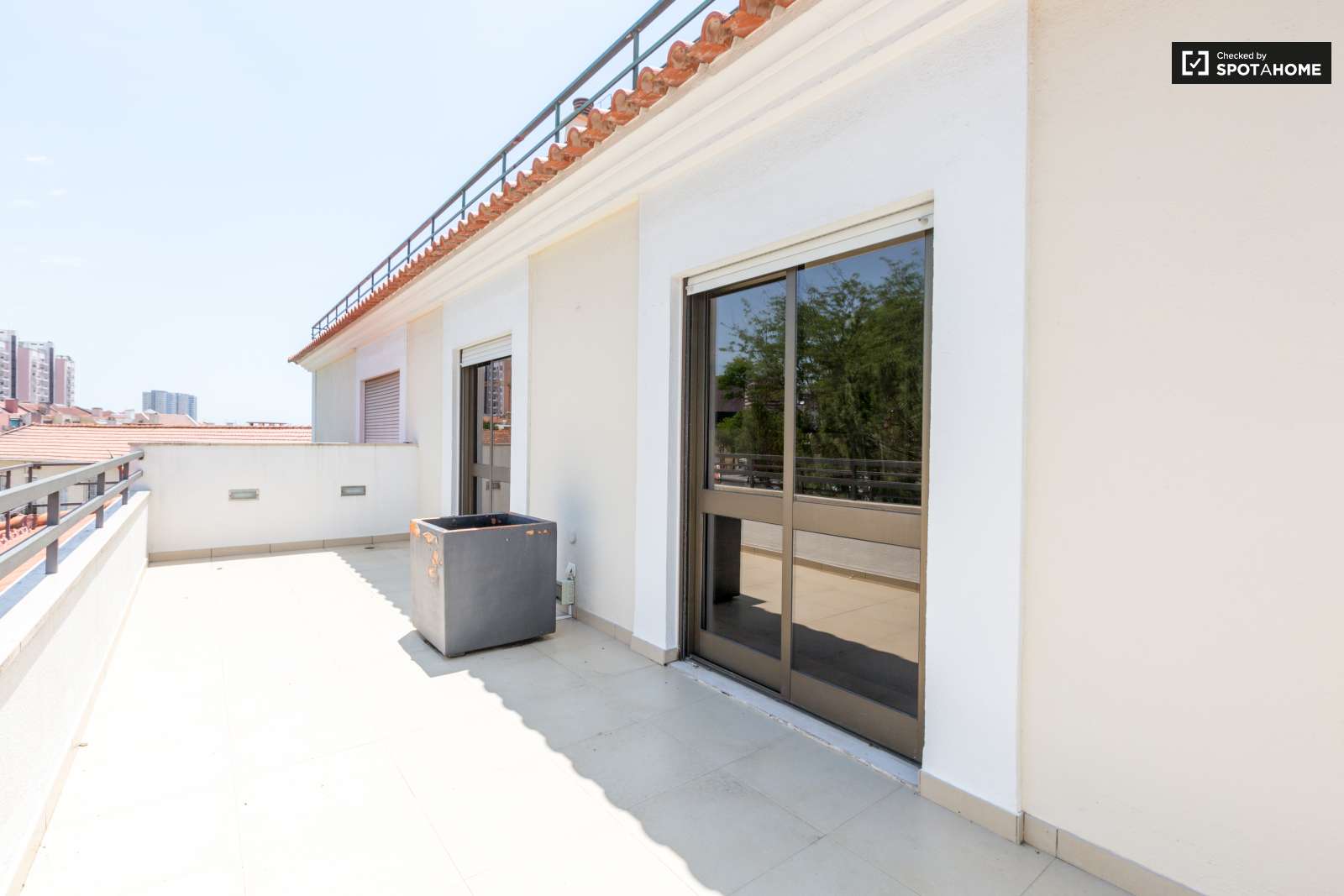 2-bedroom apartment with balcony for rent in São Domingos de Benfica