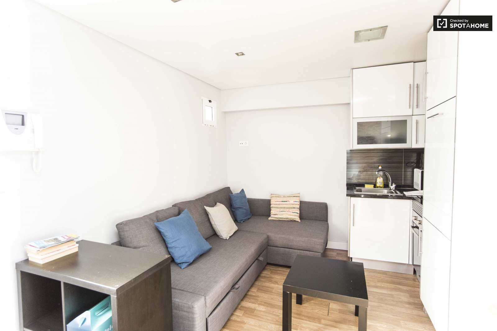 Well-furnished 1-bedroom apartment for rent in Estrela