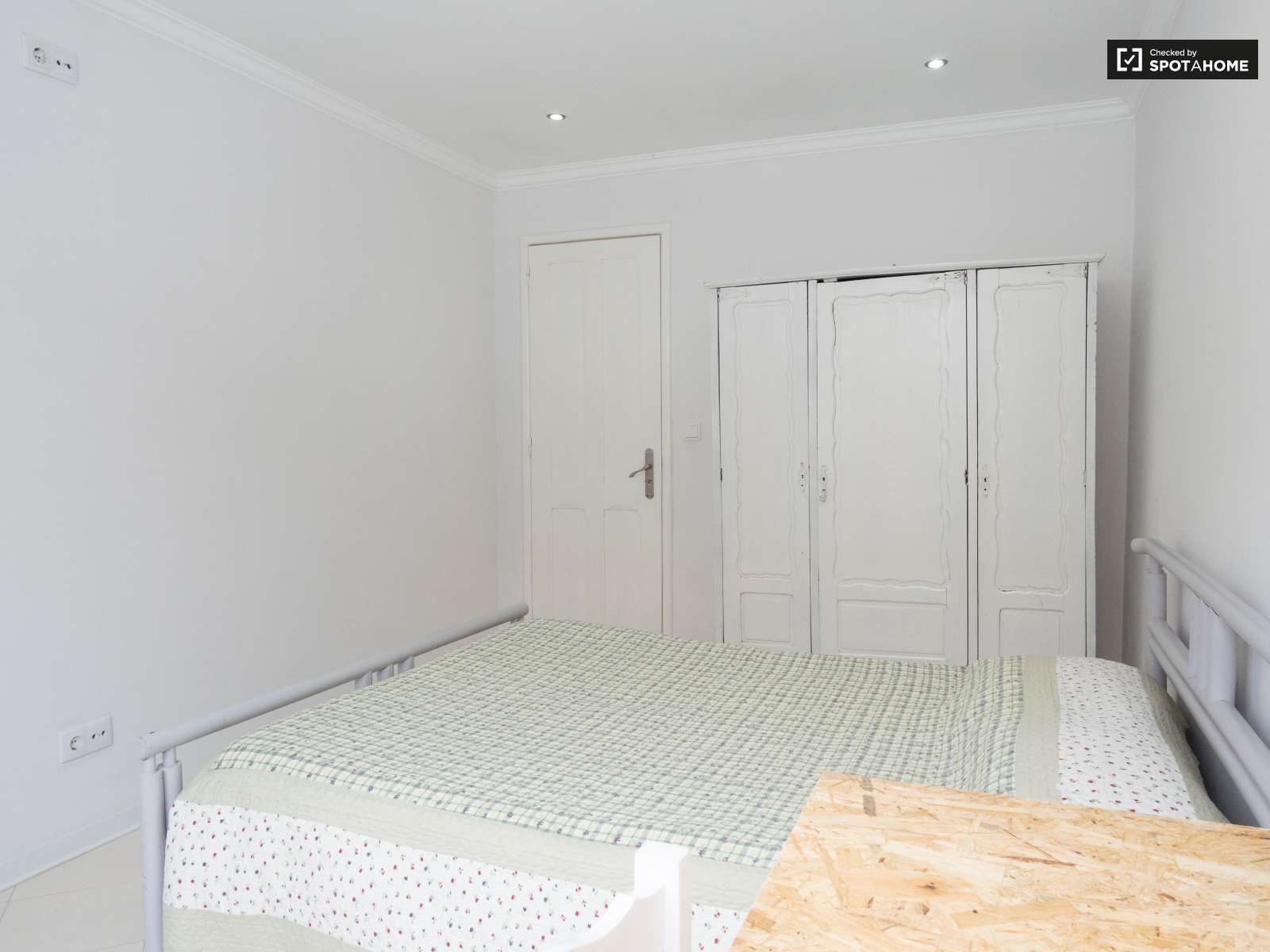 Double bed in Rooms to rent in spacious 6-bedroom house in Caparica, Lisbon