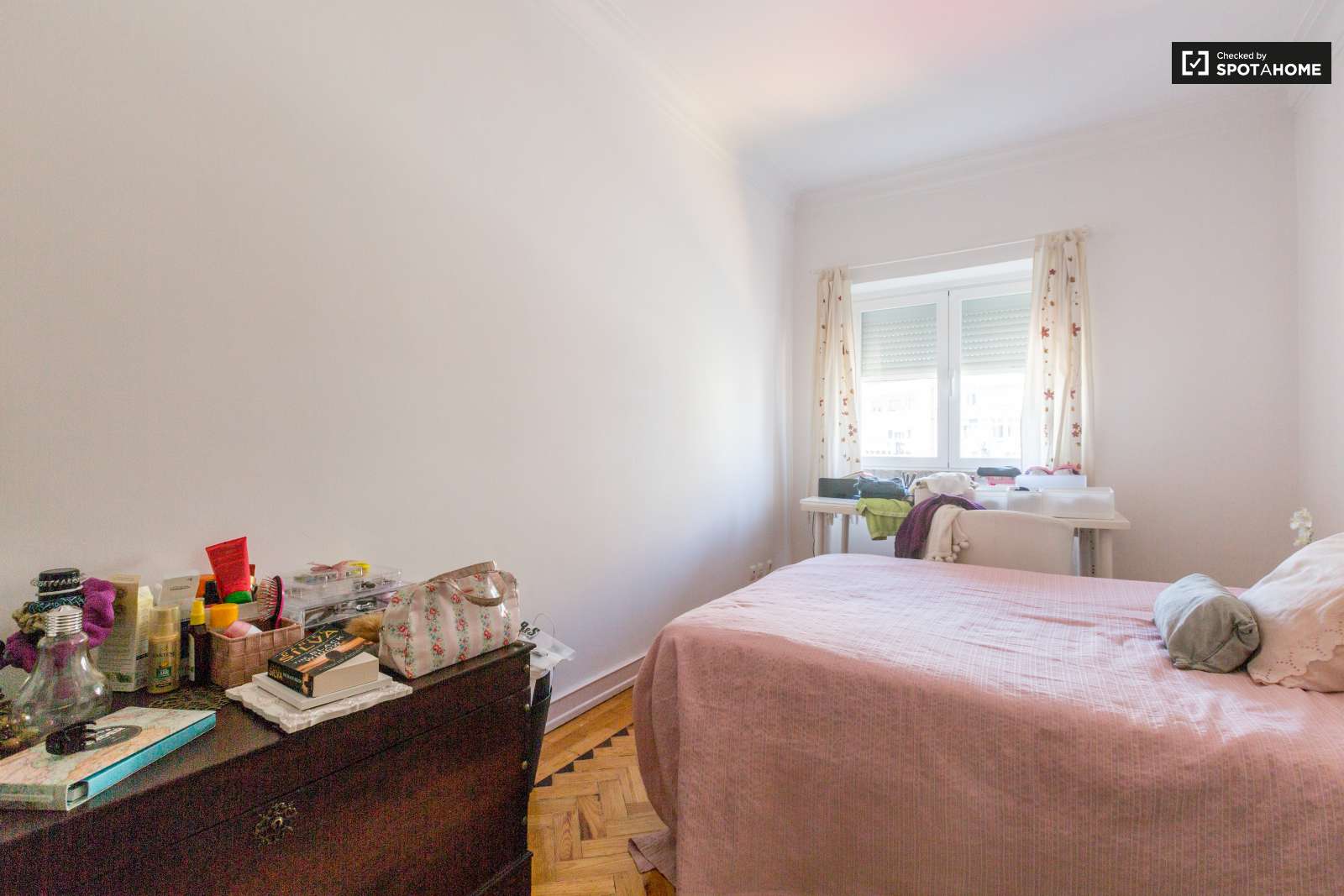 Quarto grande, com muita luz natural e uma varanda fechada. A 15 minutos do Maquês de Pombal em autocarro.