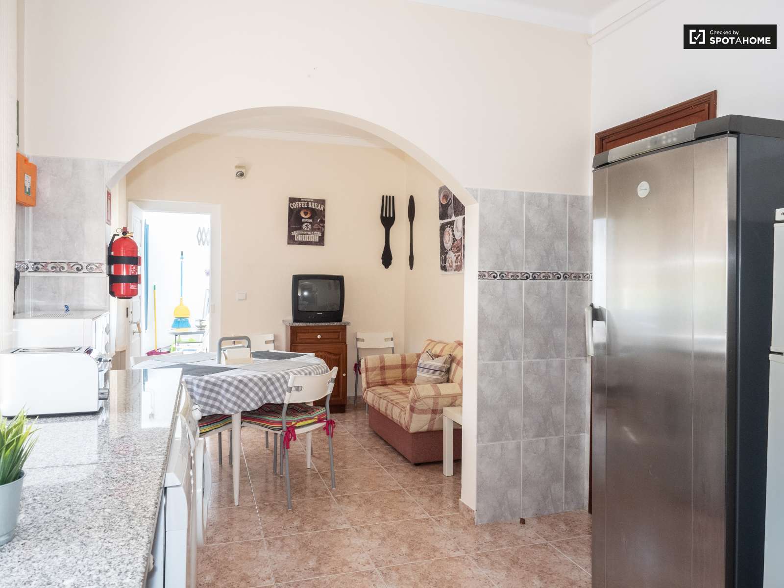 Single Bed in Rooms for rent in spacious 4-bedroom apartment in Corroios