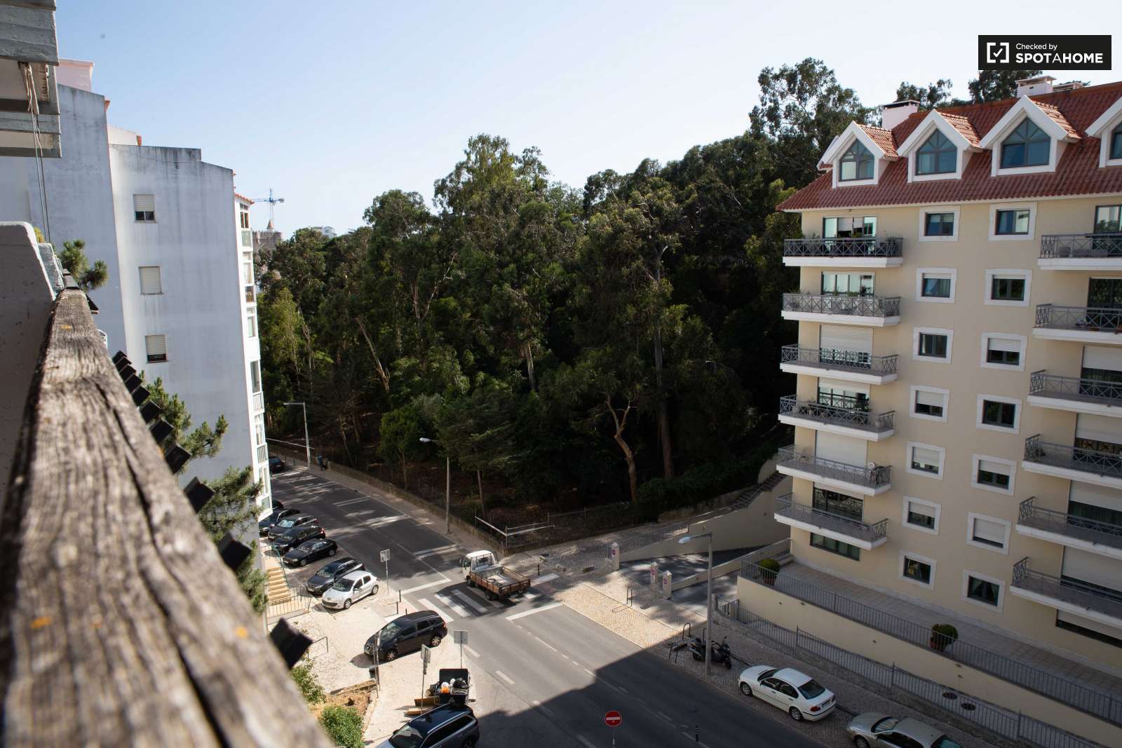 Colourful studio apartment for rent in Estoril