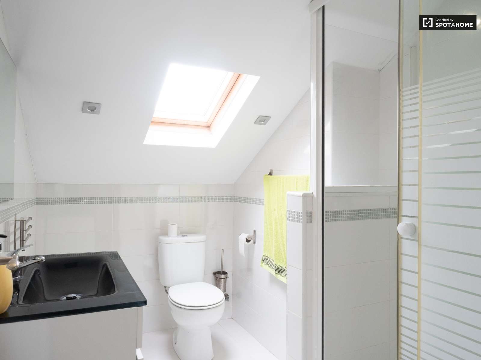 Double bed in Rooms to rent in spacious 6-bedroom house in Caparica, Lisbon