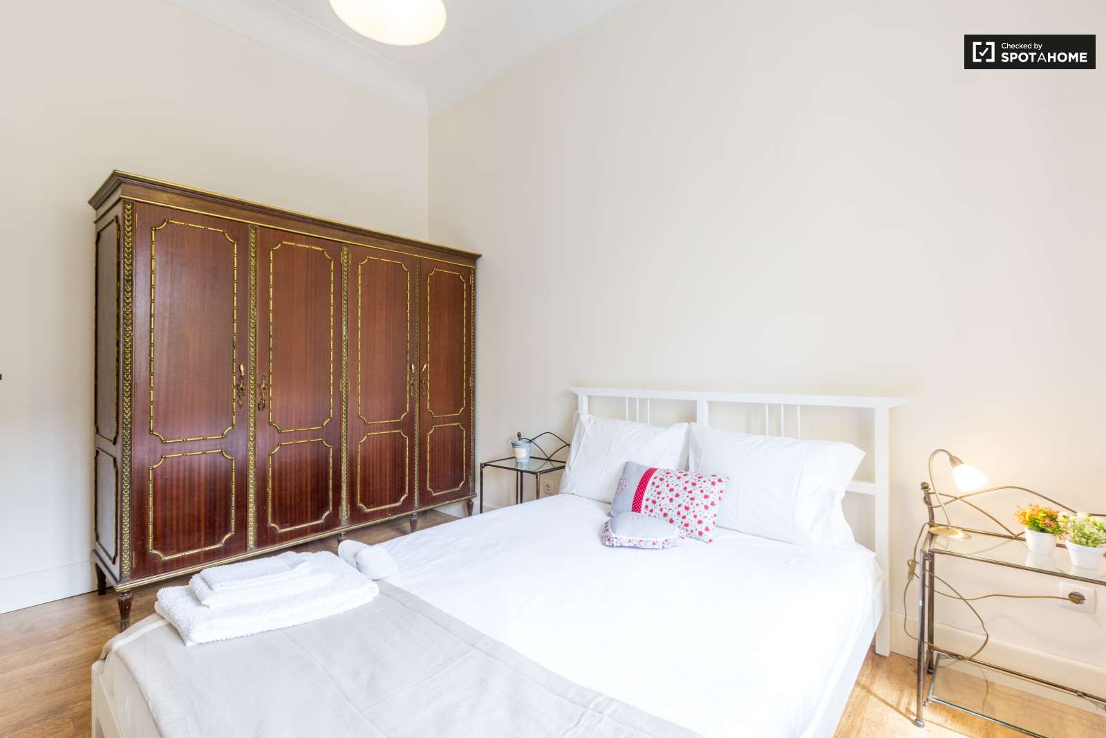 Double bed in Rooms for rent in sunny 3-bedroom apartment in São Domingos de Benfica