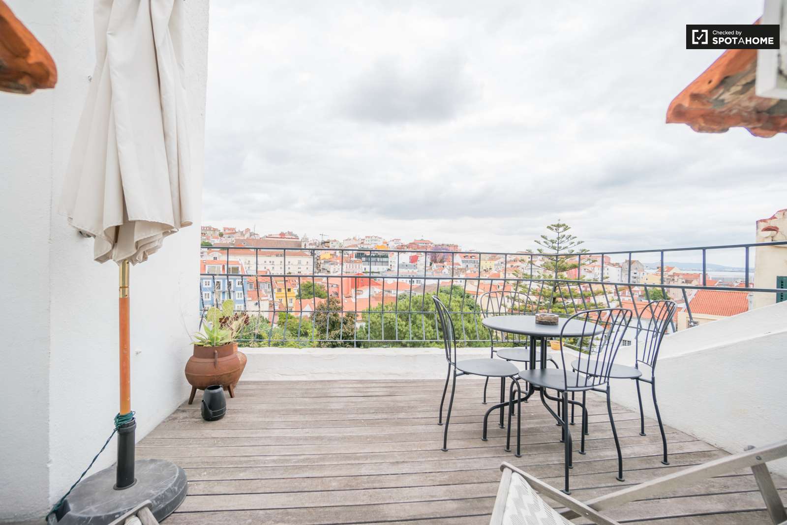 Beautiful 1-bedroom duplex apartment with terrace for rent in Santos