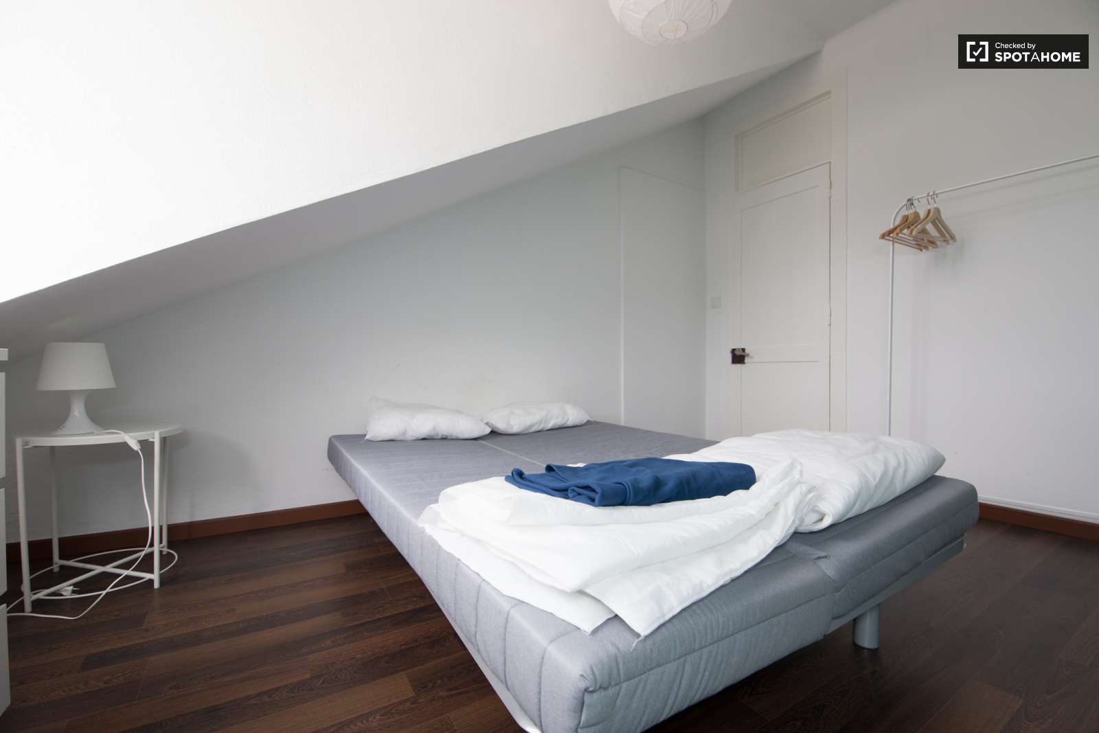 Single Bed in Rooms for rent in 6-bedroom apartment in Alcântara