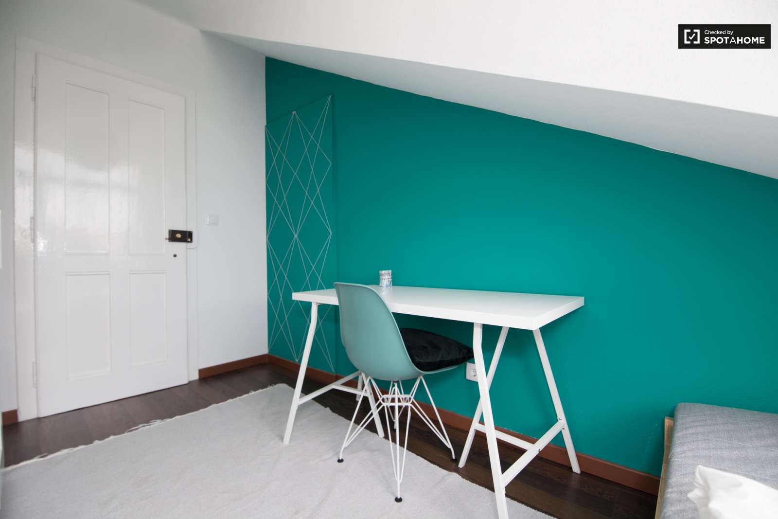 Single Bed in Rooms for rent in 6-bedroom apartment in Alcântara