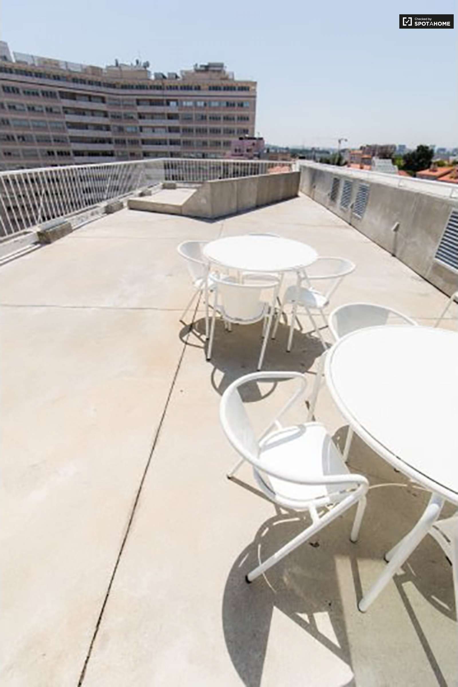 Double bed in Rooms for rent in 5-bedroom apartment near National Library of Portugal in Alvalade