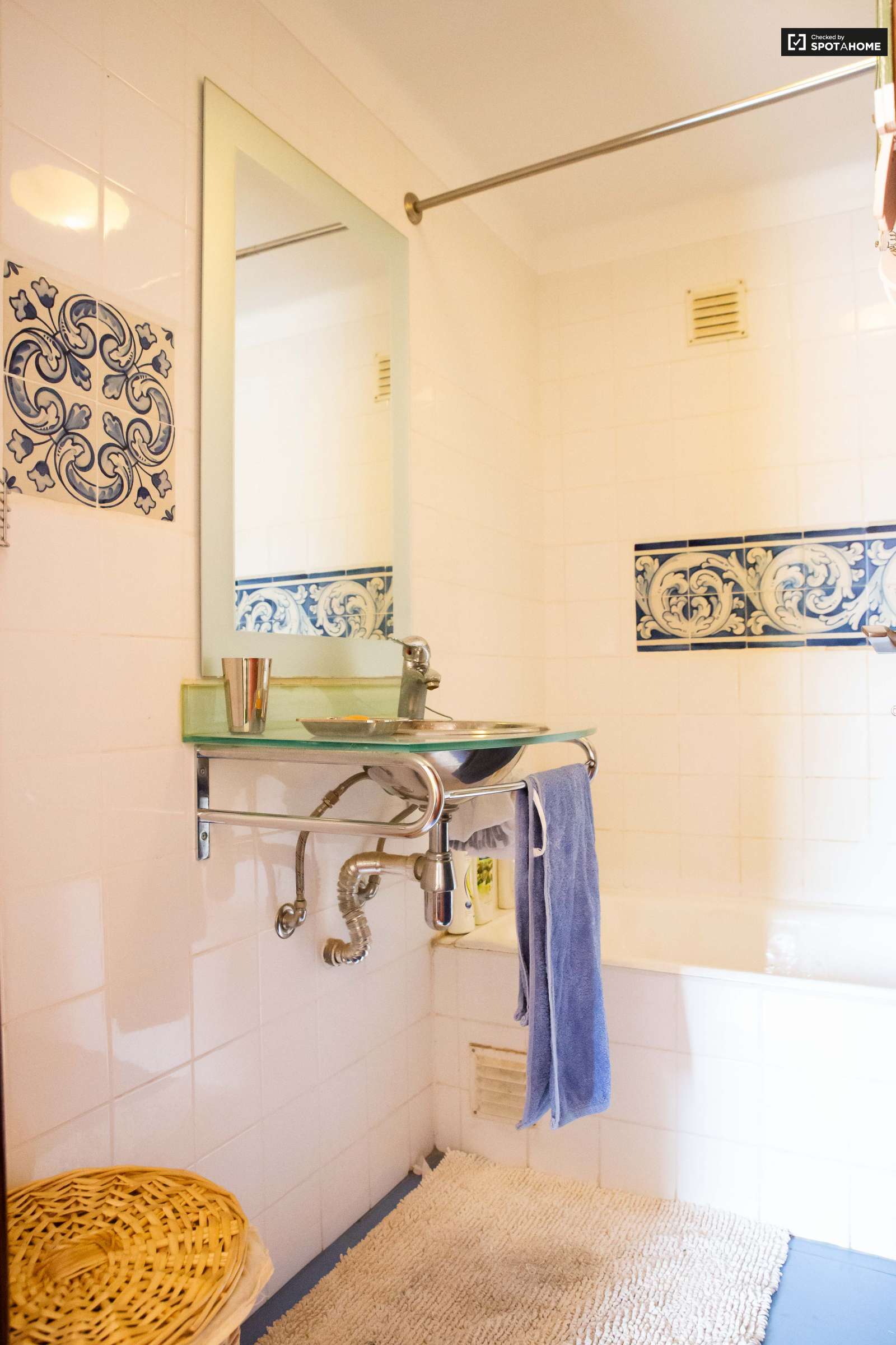 Colourful studio apartment for rent in Estoril