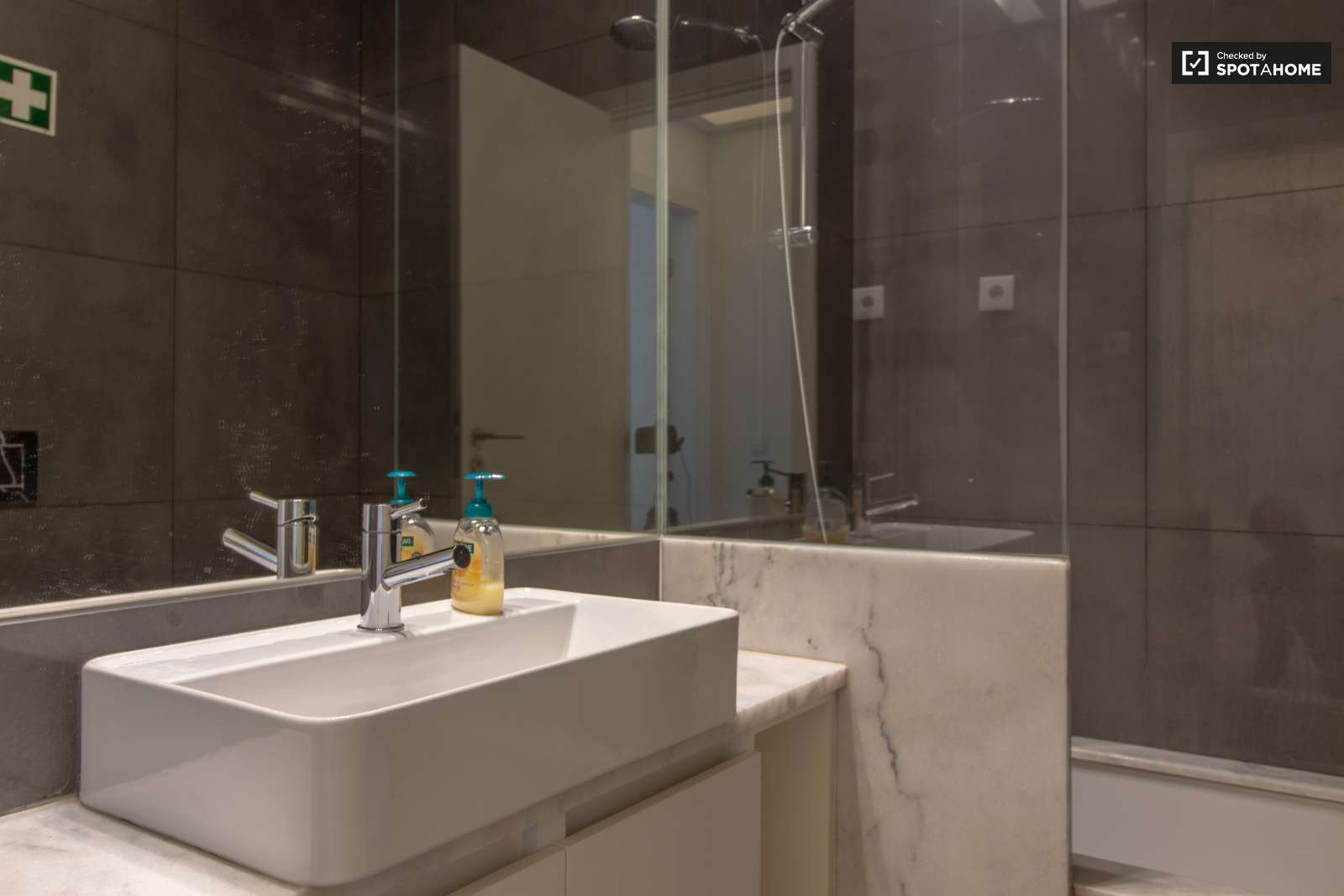 Stylish 3-bedroom apartment for rent near Monte Agudo lookout point in Penha de França