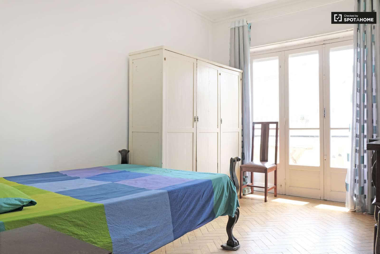 Double bed in Rooms for rent in sunny 4-bedroom apartment in Penha de França