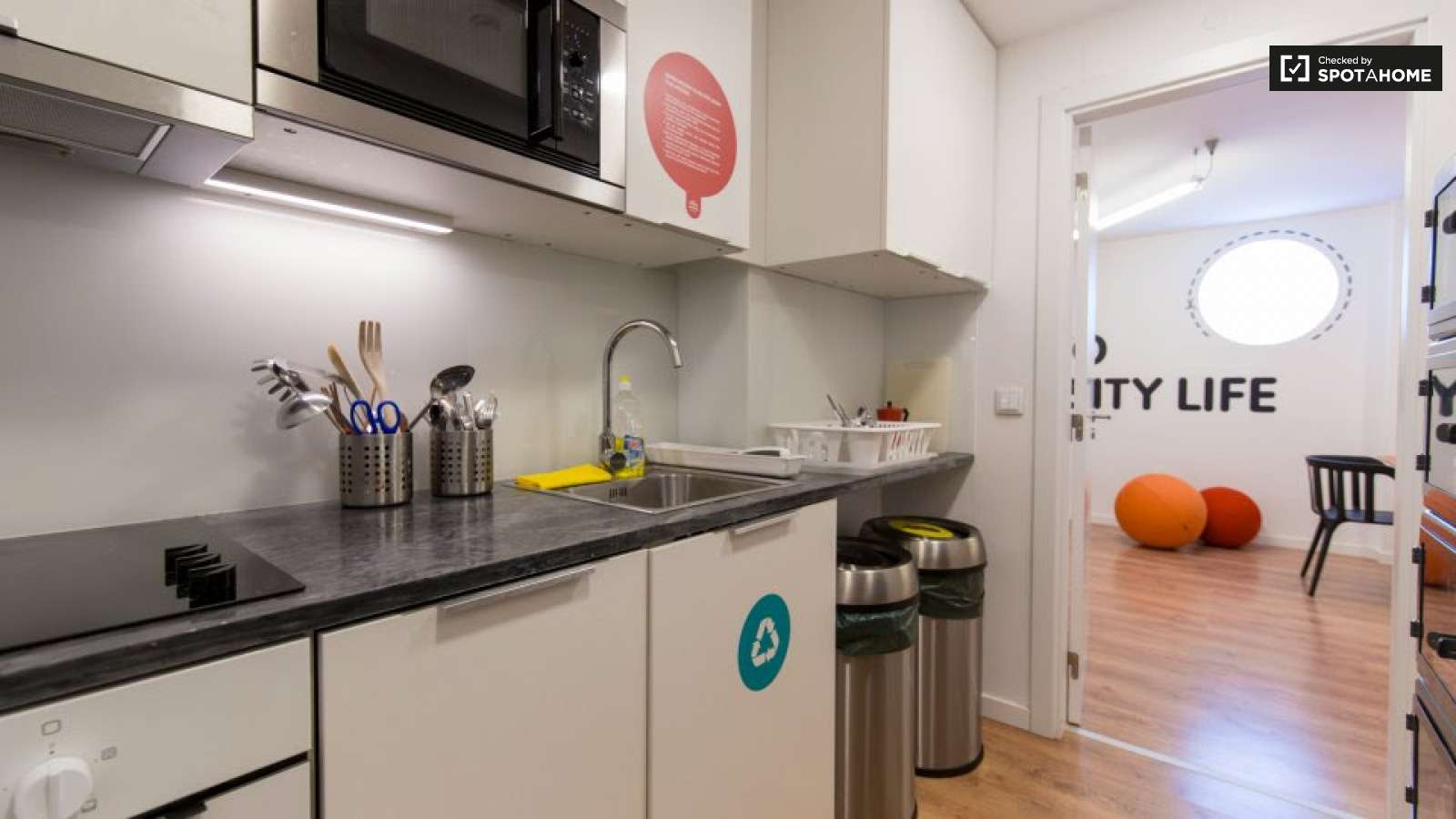 Double bed in Rooms for rent in 5-bedroom apartment near National Library of Portugal in Alvalade