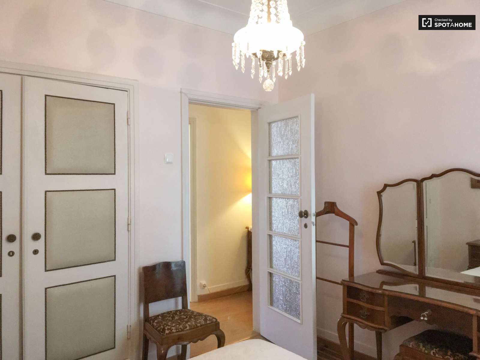 Spacious 3-bedroom apartment for rent in Areeiro