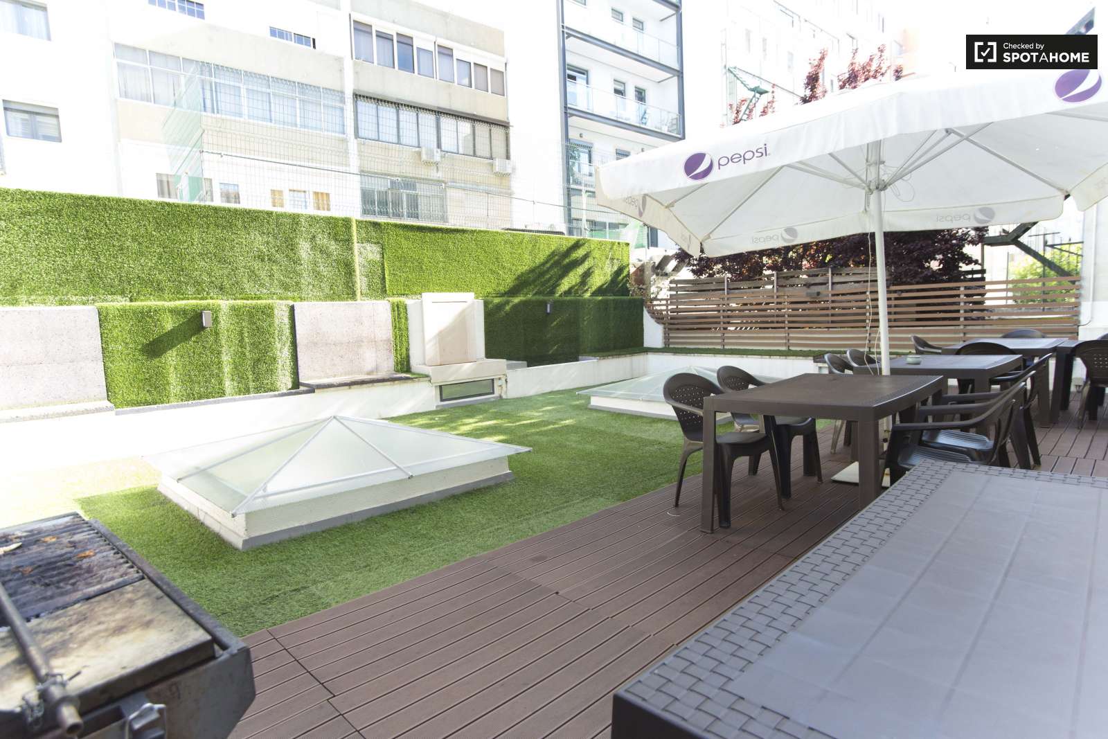 Single Bed in Furnished rooms for rent in super cool shared students residence in Avenidas Nova