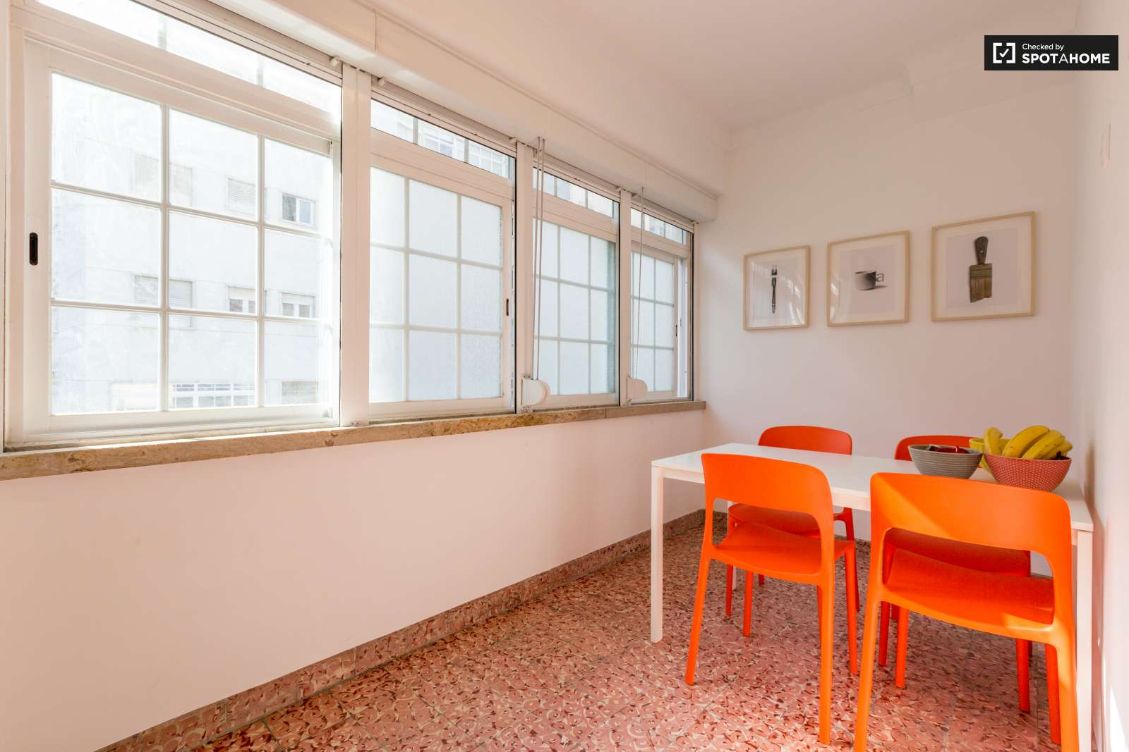 ROOM NEXT TO THE BEACH, CAPARICA, LISBON