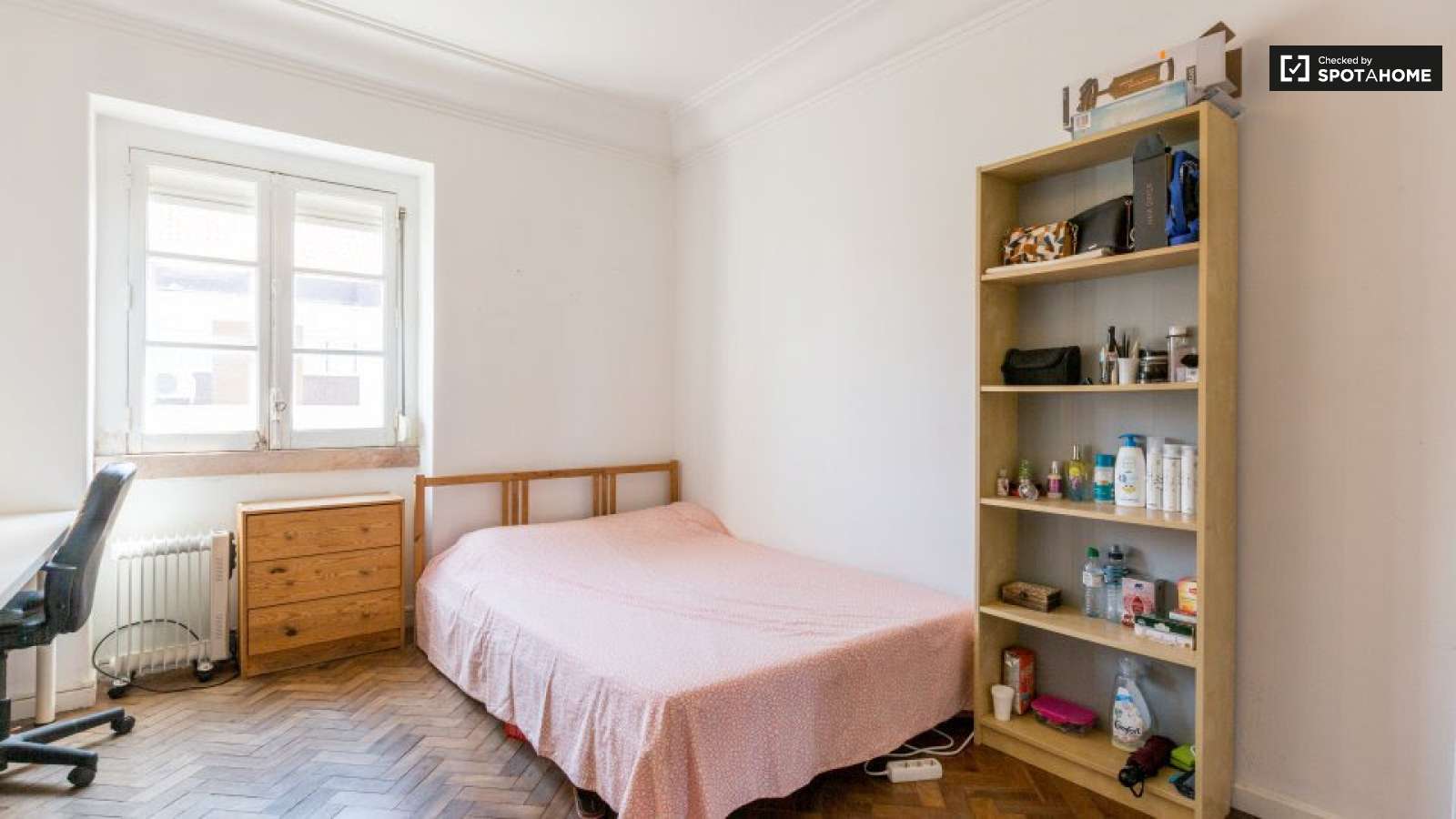 Double Bed in Rooms for rent in 7-bedroom apartment in Arroios