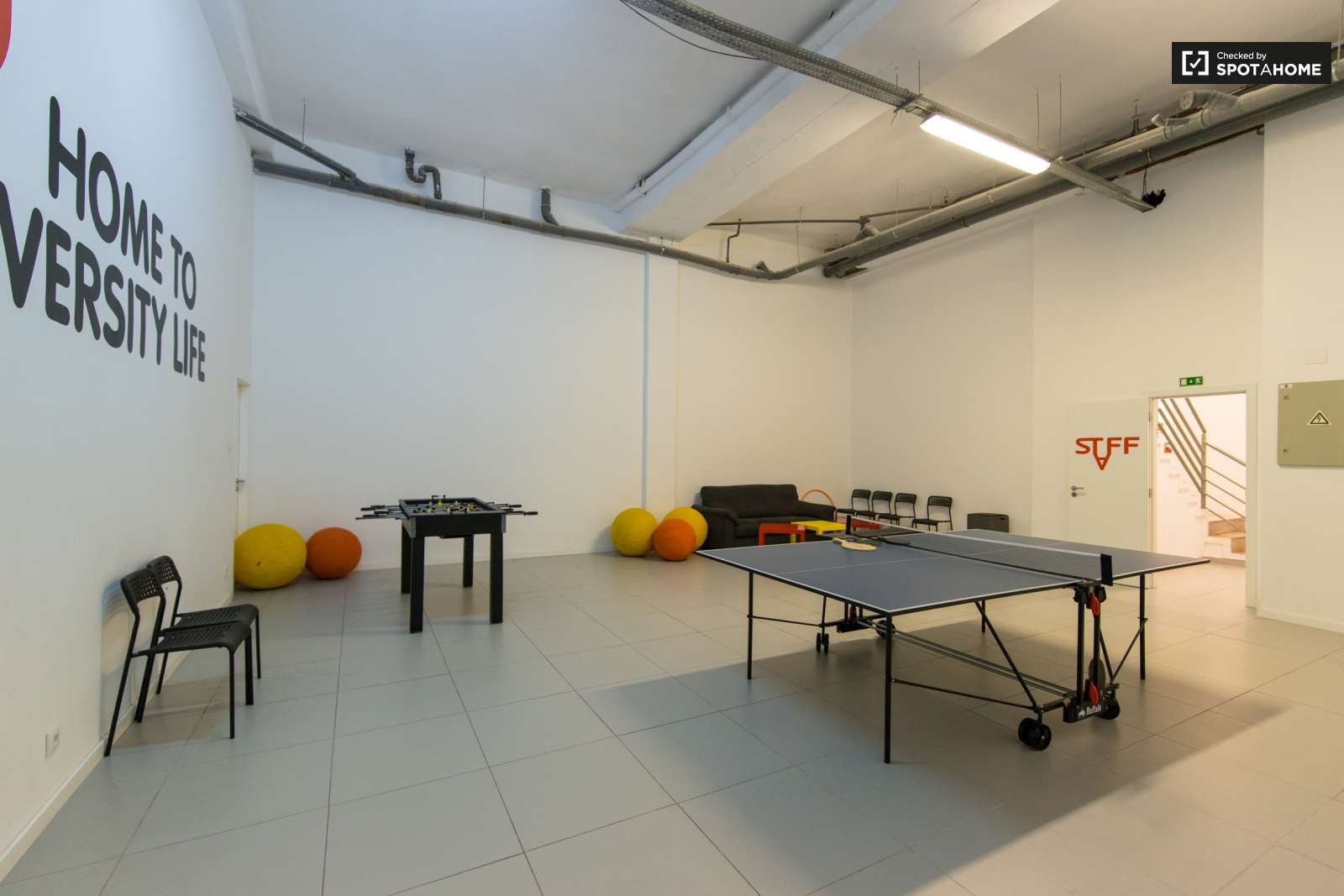 Double bed in En-suite rooms for rent in large residence in Alvalade