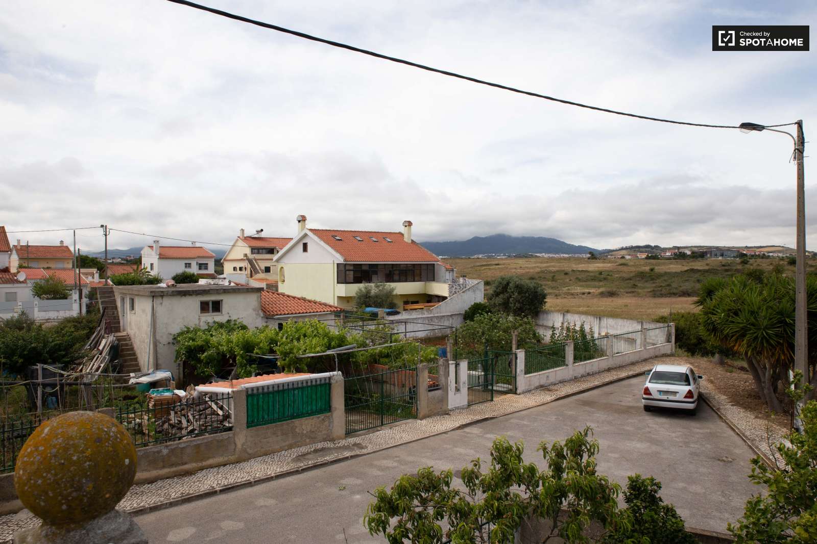 Double bed in Spacious rooms for rent in 5-bedroom house in Sao Domingos de Rana