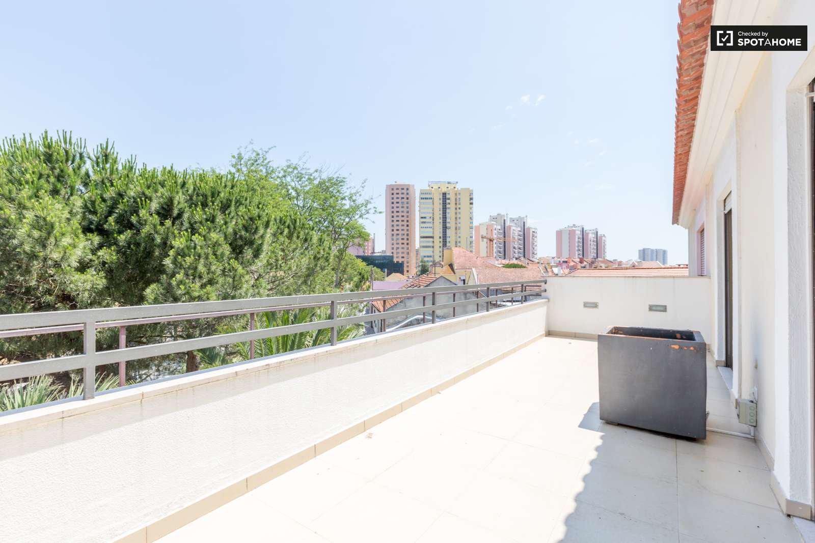 2-bedroom apartment with balcony for rent in São Domingos de Benfica