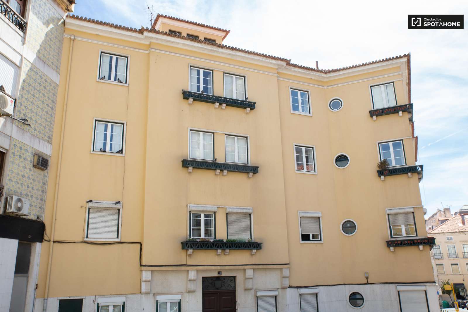 Renovated 3-bedroom apartment for rent in Graça e São Vicente