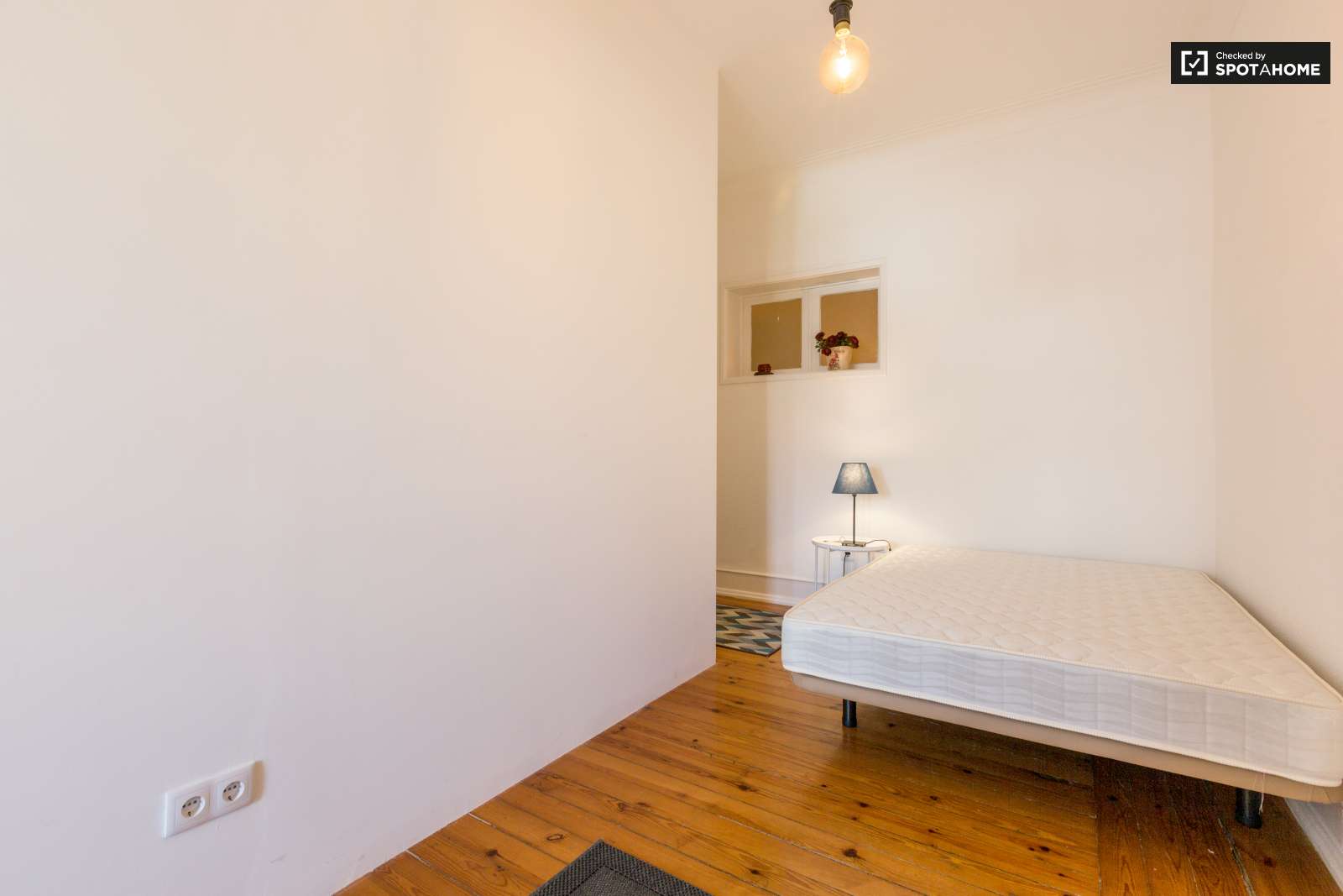 Double bed in Rooms for rent in beautiful 6-bedroom apartment near Roma-Areeiro train station