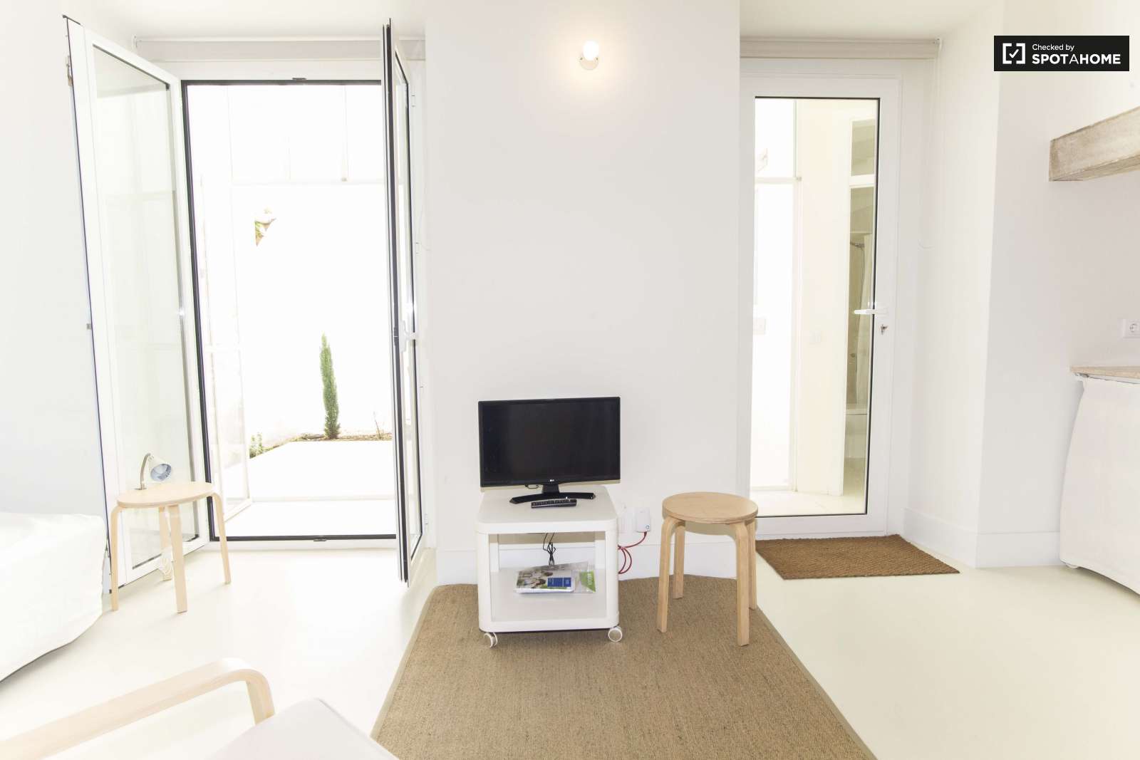 Cosy studio apartment with terrace for rent in Penha de França