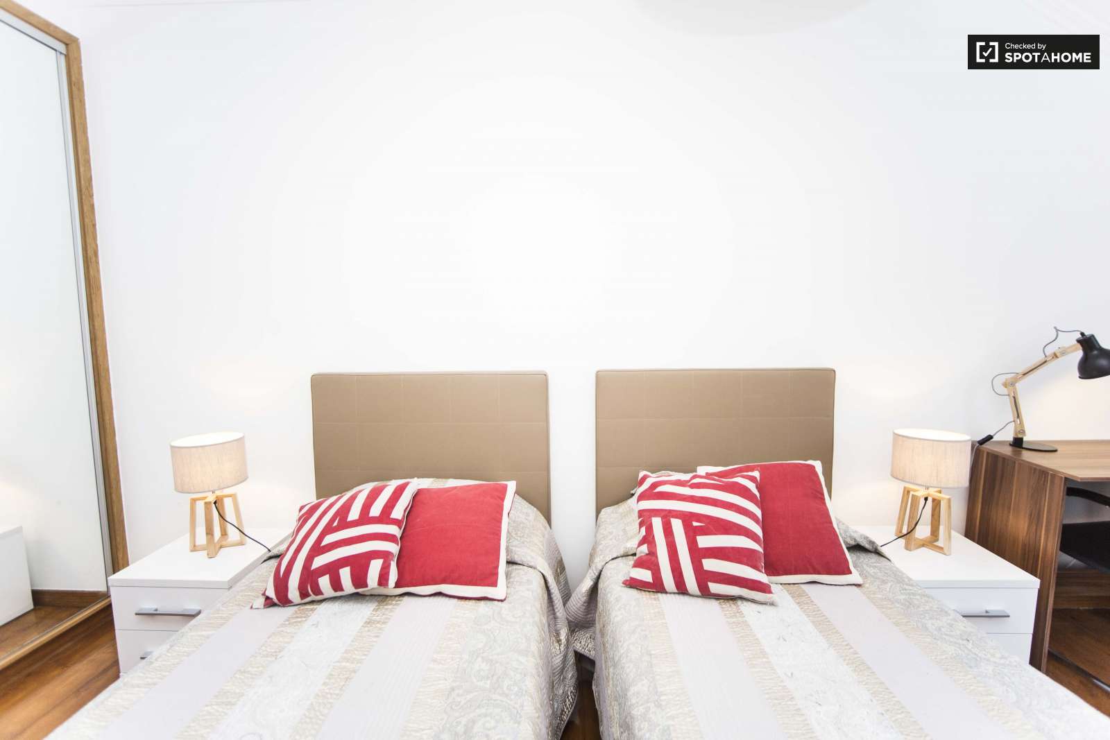 Habitación compartida por 4 personas con 3 camas.