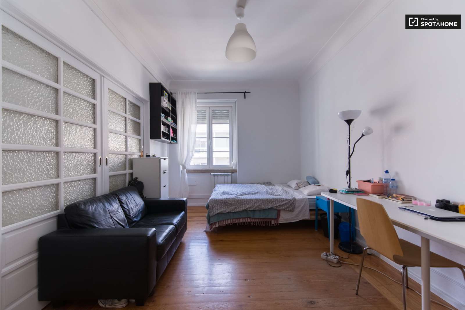 Double bed in Rooms to rent in large 6-bedorom apartment, Areeiro