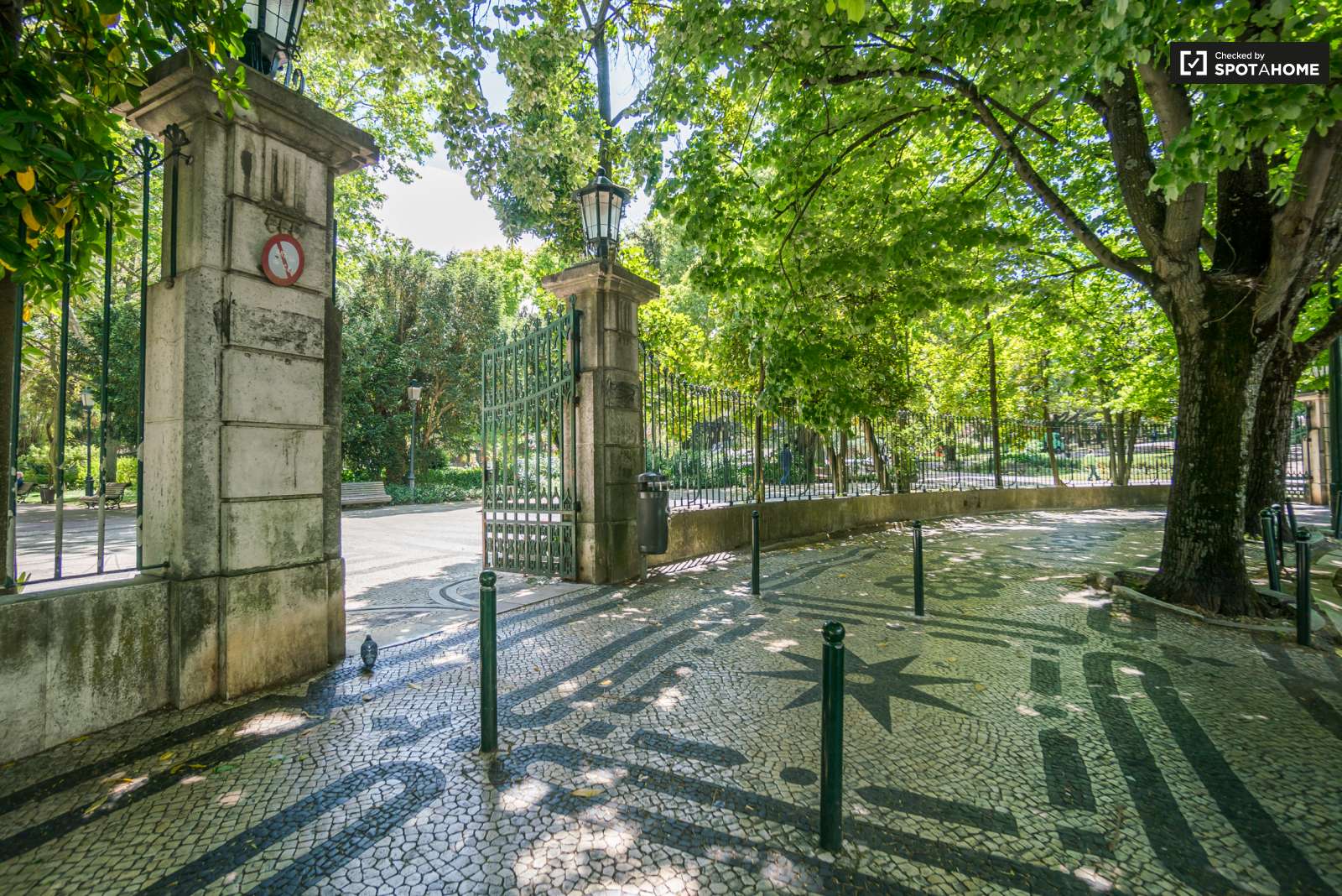 Double bed in Cozy rooms for rent in flatshare in Campo de Ourique