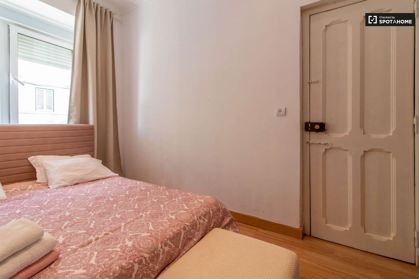 Spacious 2-bedroom apartment for rent in Arroios