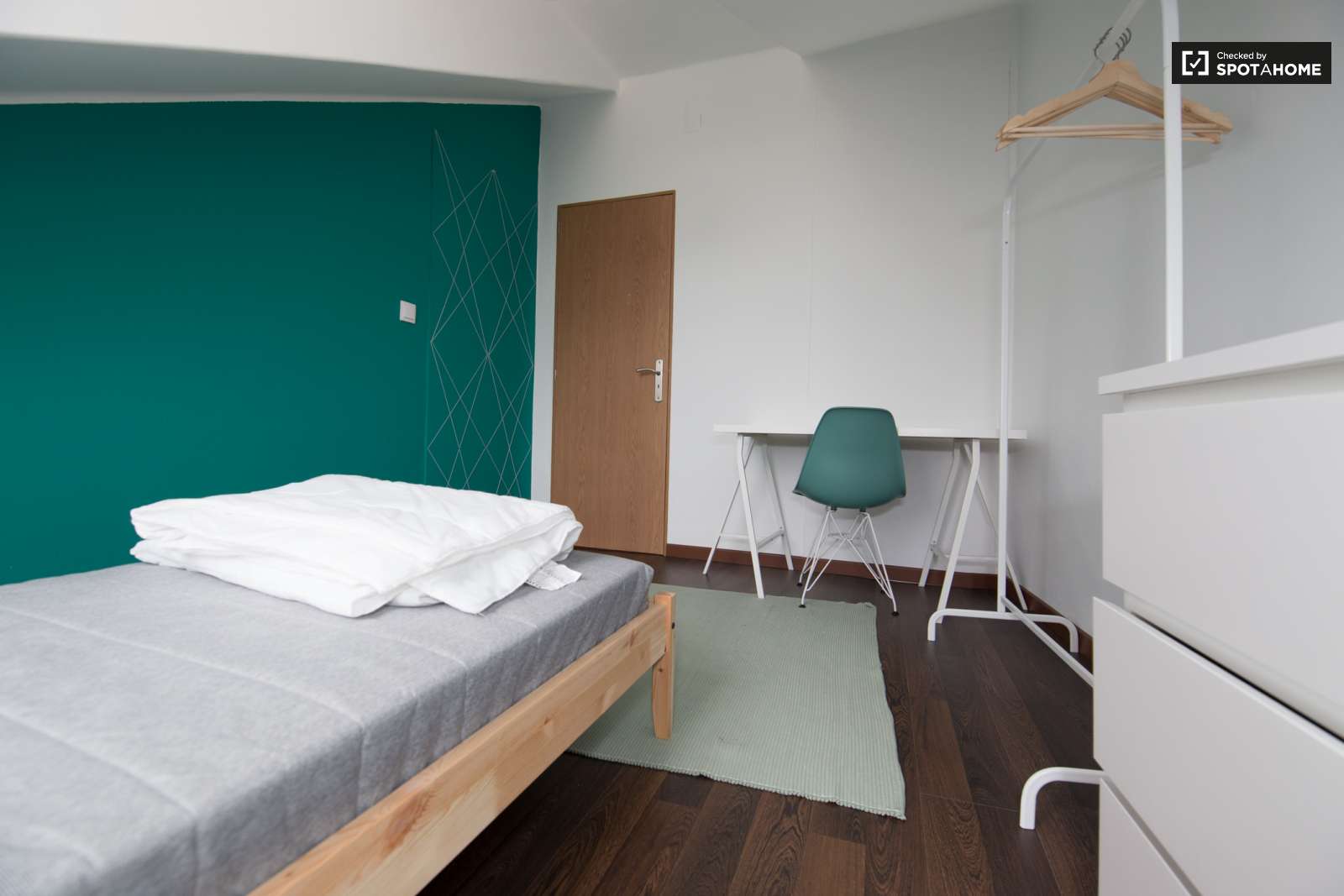 Single Bed in Rooms for rent in 6-bedroom apartment in Alcântara