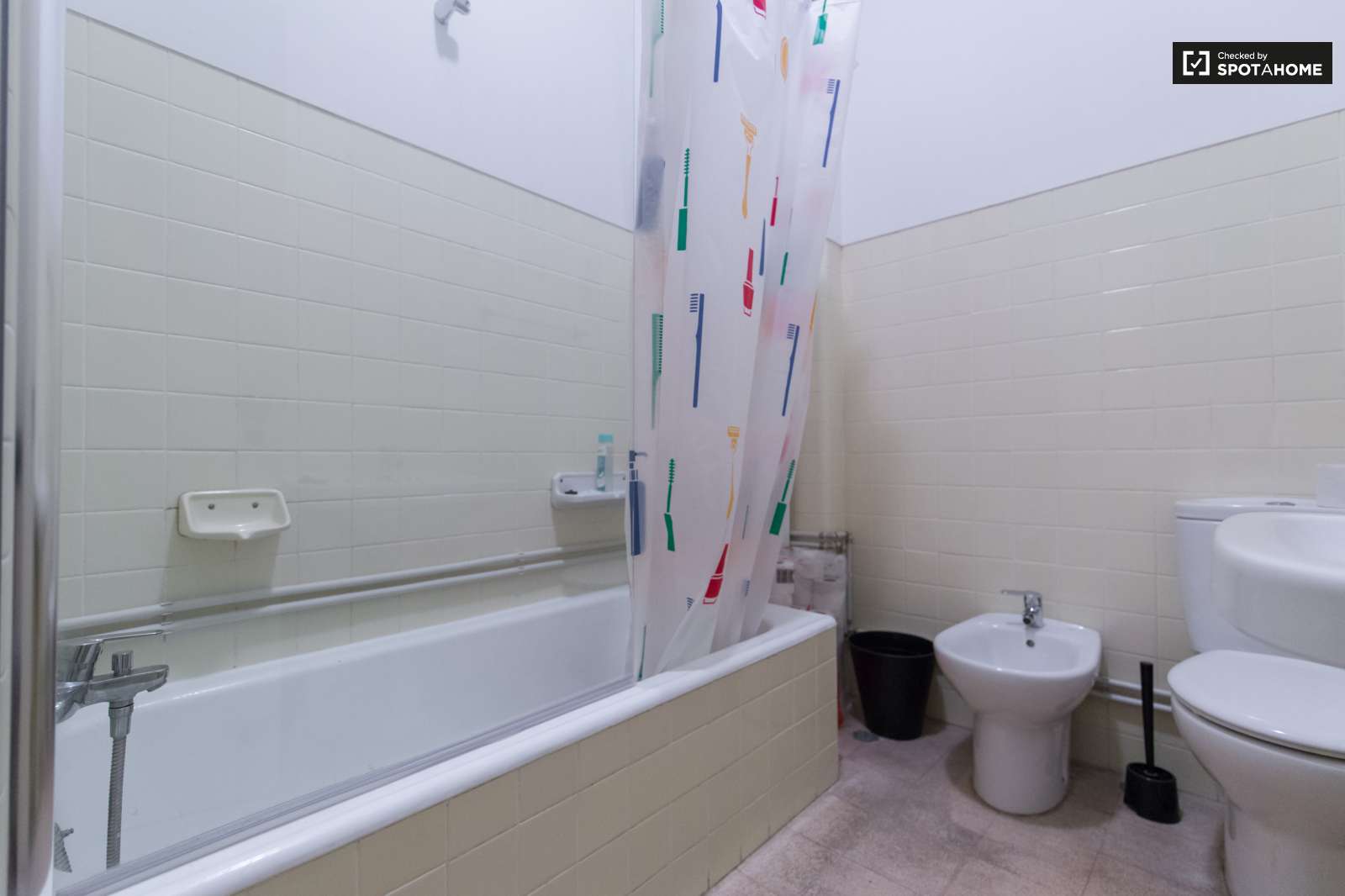 Cama individual en habitación de 4 personas