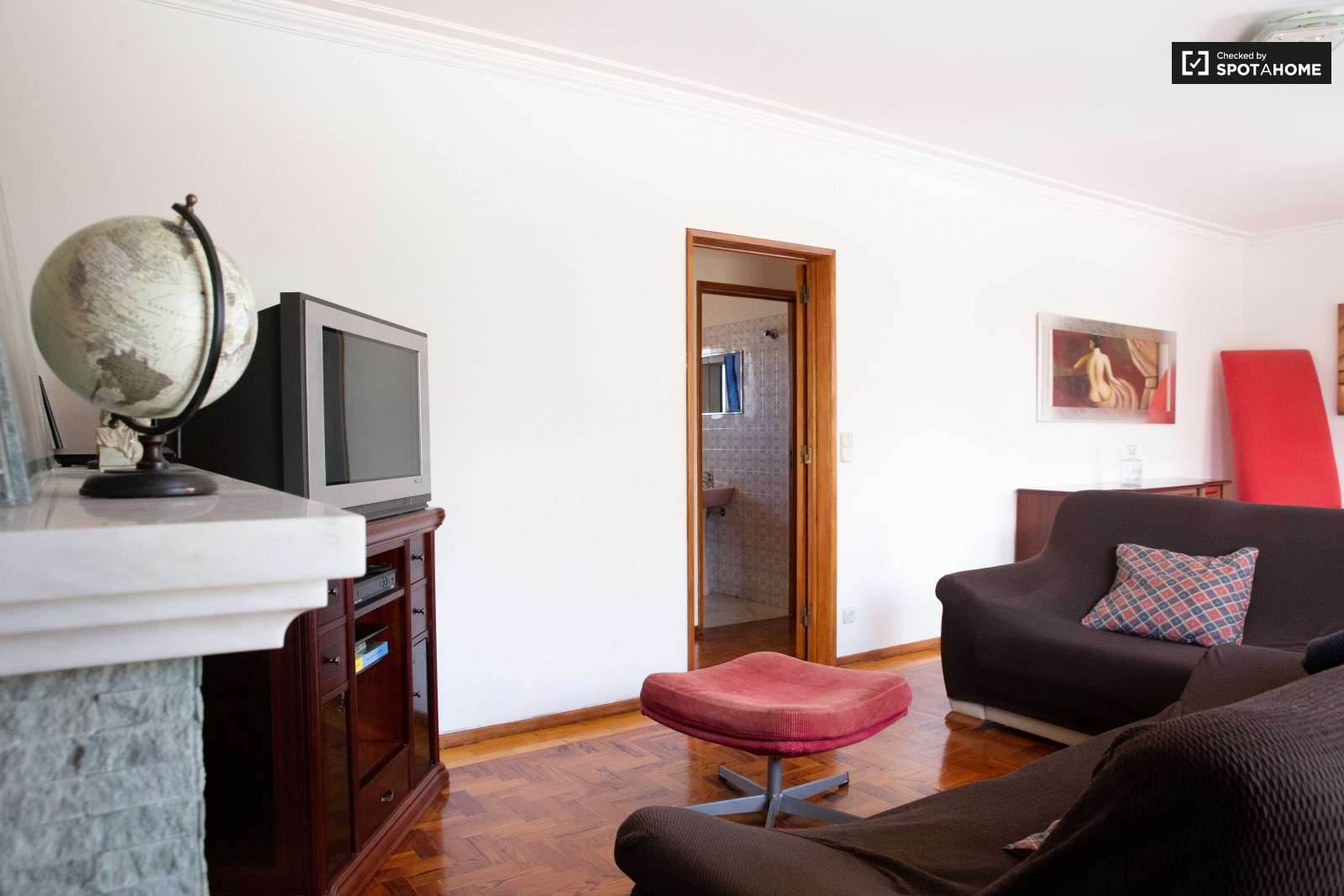 Double bed in Rooms for rent in charming 5-bedroom house in Estoril