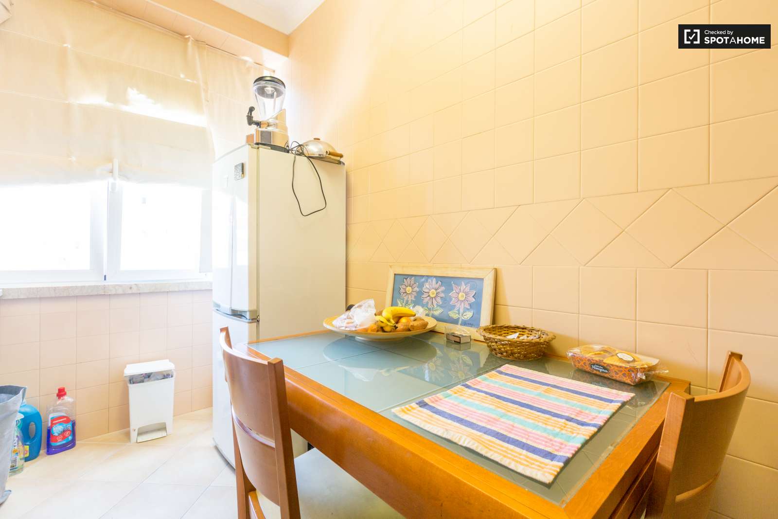 Quarto grande, com muita luz natural e uma varanda fechada. A 15 minutos do Maquês de Pombal em autocarro.