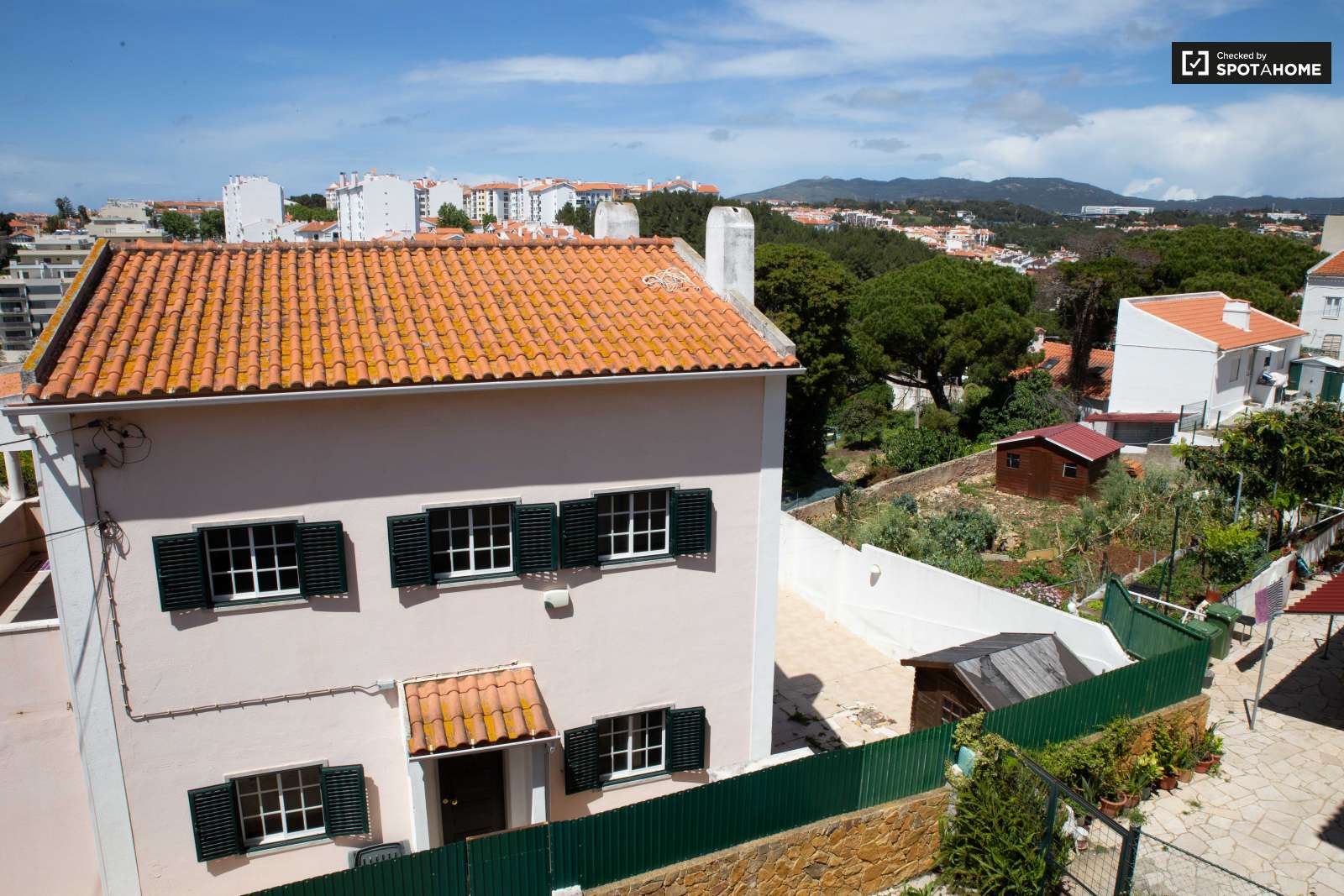 Double bed in Rooms for rent in charming 5-bedroom house in Estoril