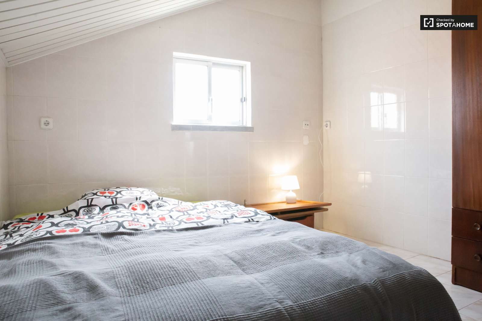 Double bed in Spacious rooms for rent in 5-bedroom house in Sao Domingos de Rana