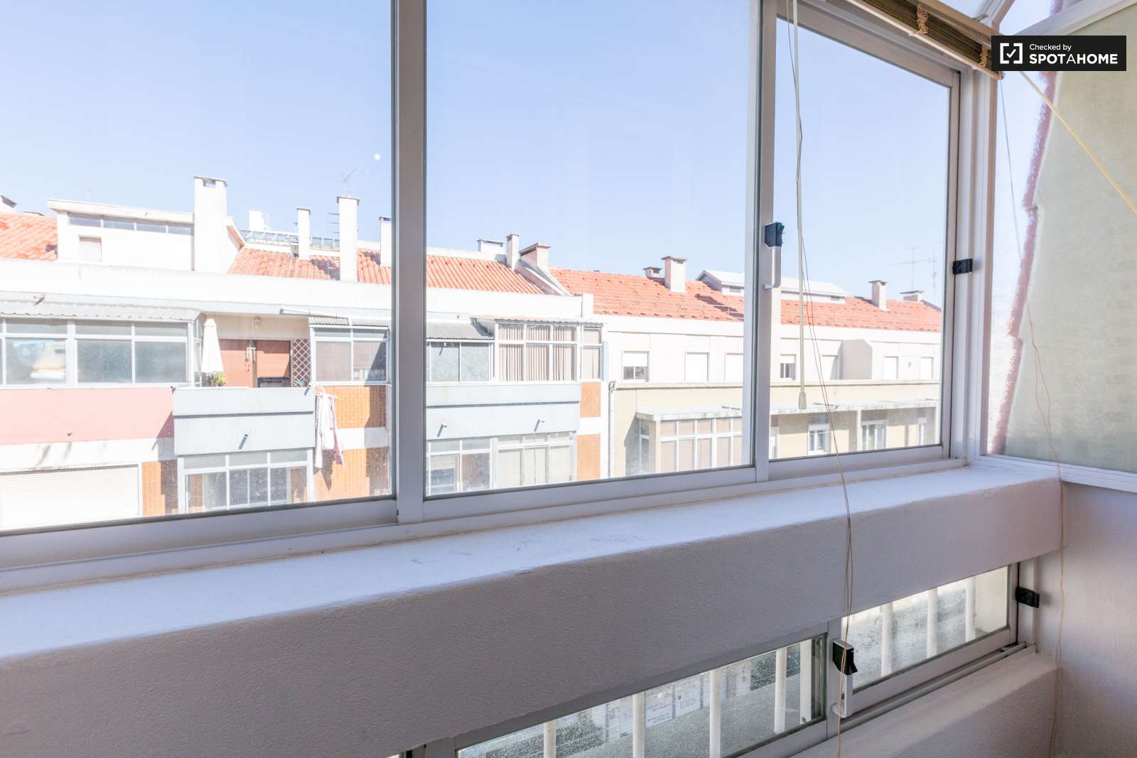 ROOM NEXT TO THE BEACH, CAPARICA, LISBON