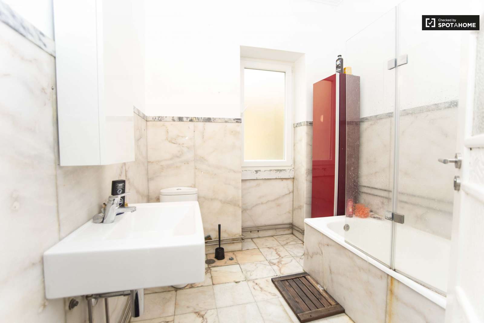 SINGLE ROOM NEXT LARANJEIRO METRO, ALMADA, LISBON