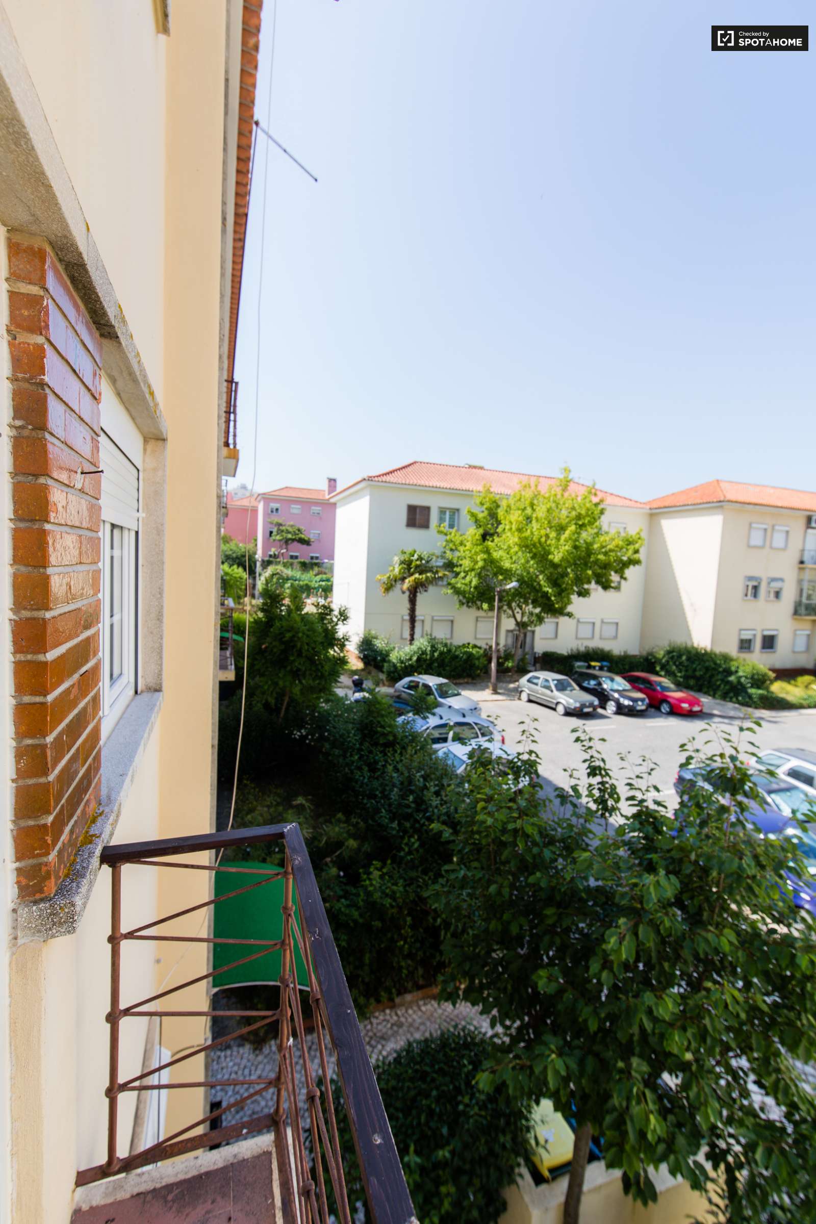 Large and Sunny Room for Rent in Olaias, Lisbon