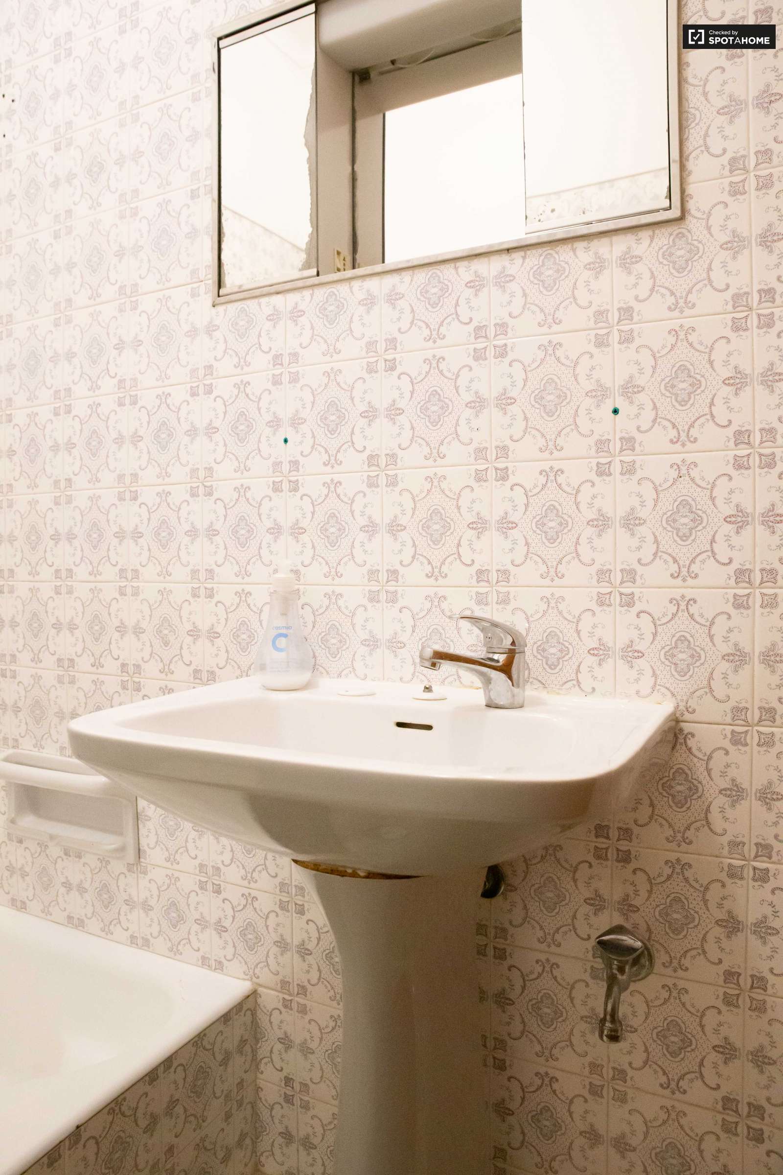 Double bed in Rooms for rent in charming 5-bedroom house in Estoril