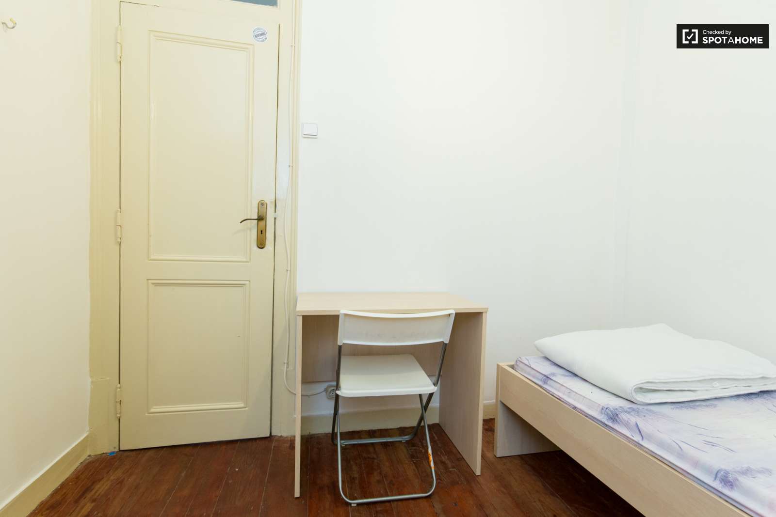 Single Bed in Furnished rooms for rent in 7-bedroom apartment in Avenidas Nova