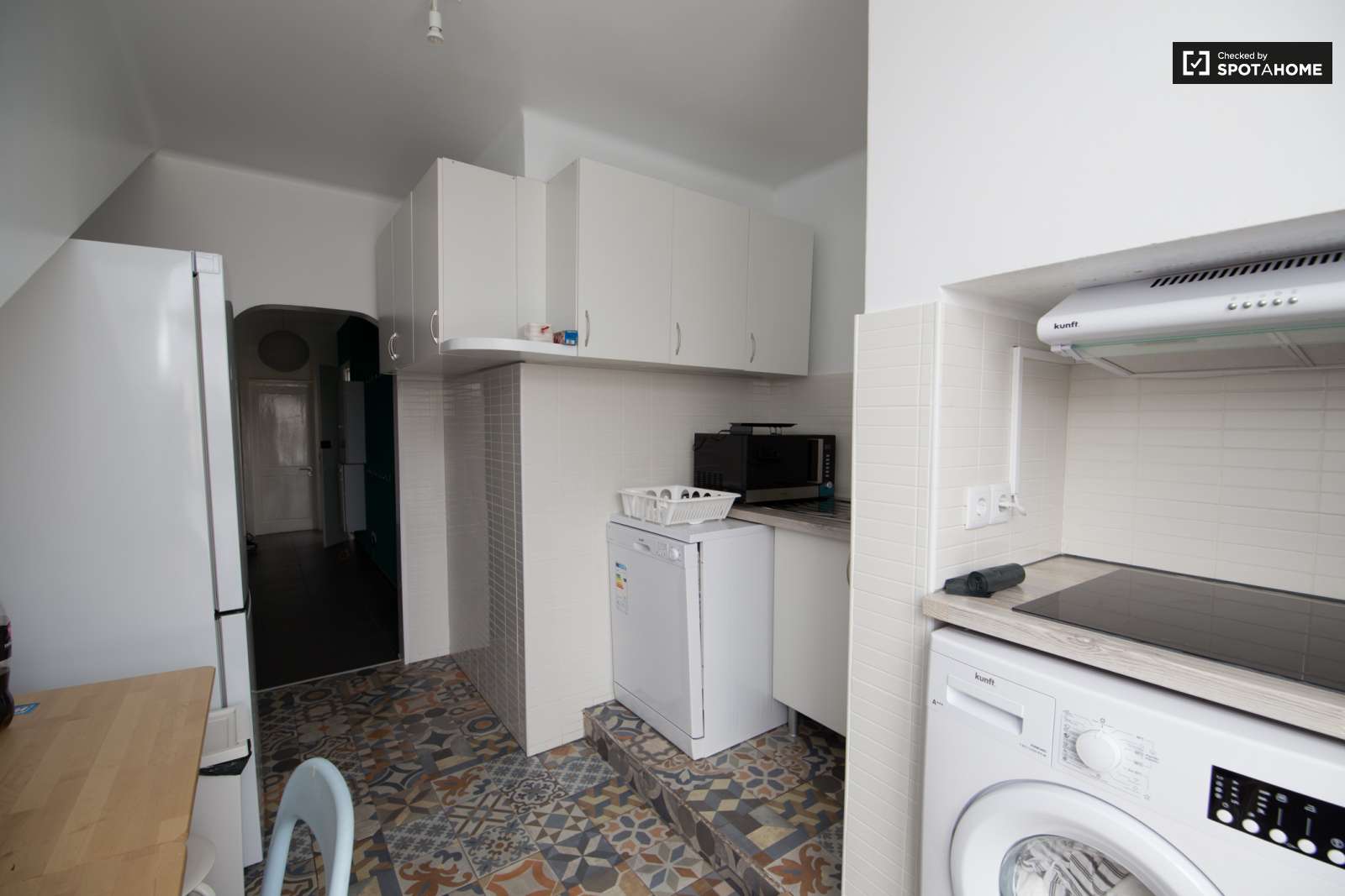 Single Bed in Rooms for rent in 6-bedroom apartment in Alcântara