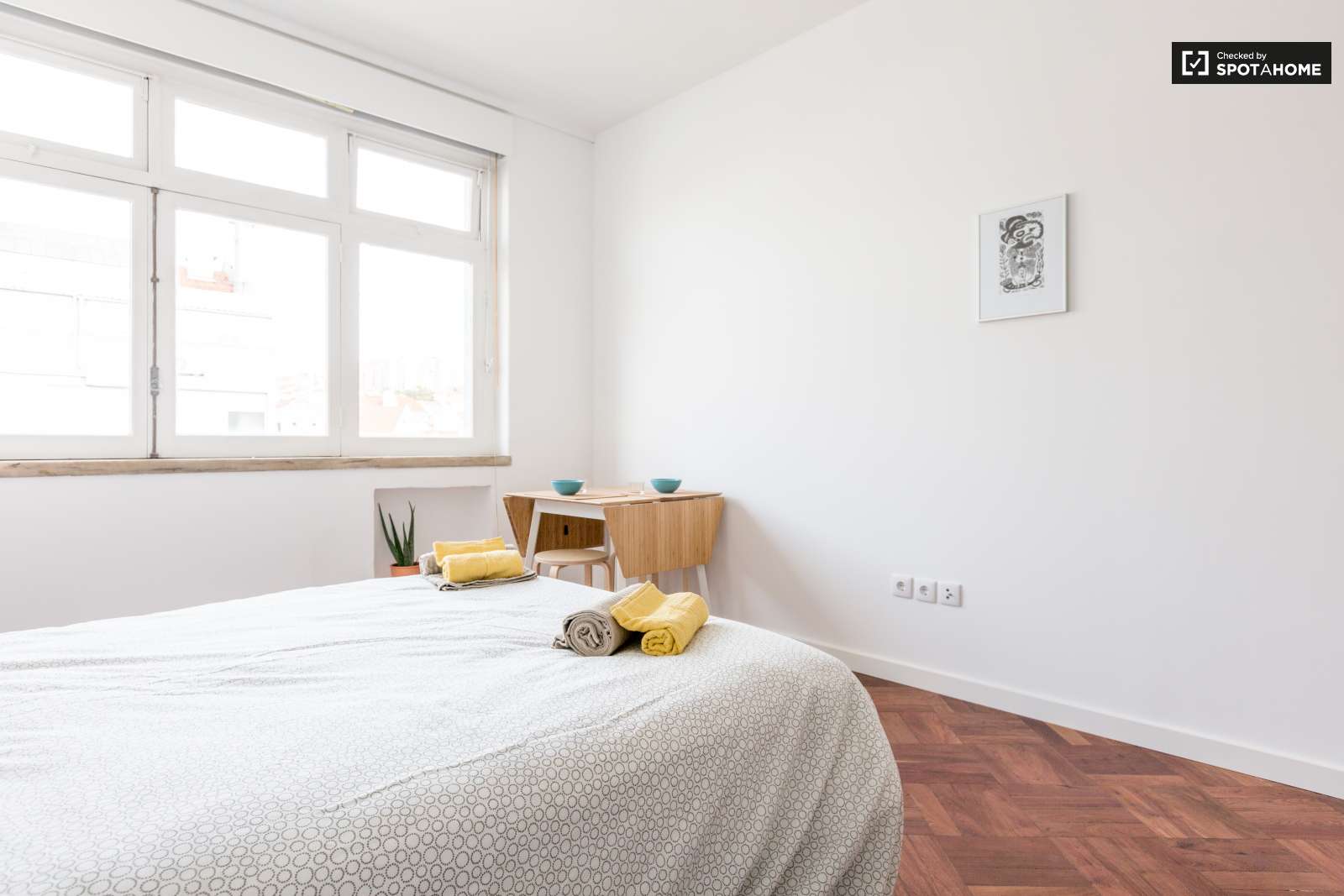 Quarto com casa banho privada para 2 pessoas. A 20 minutos da baixa da cidade.