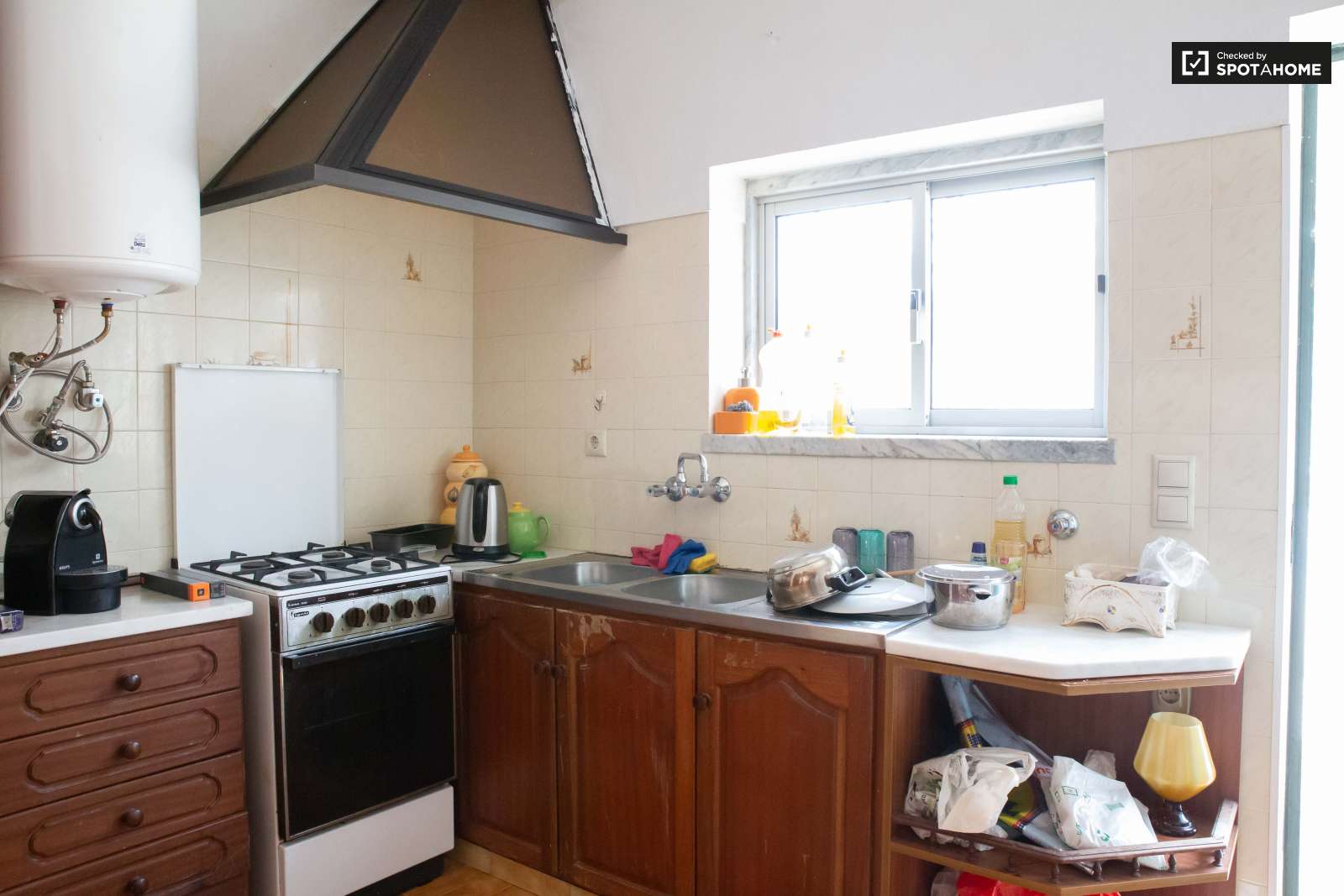 Double bed in Spacious rooms for rent in 5-bedroom house in Sao Domingos de Rana