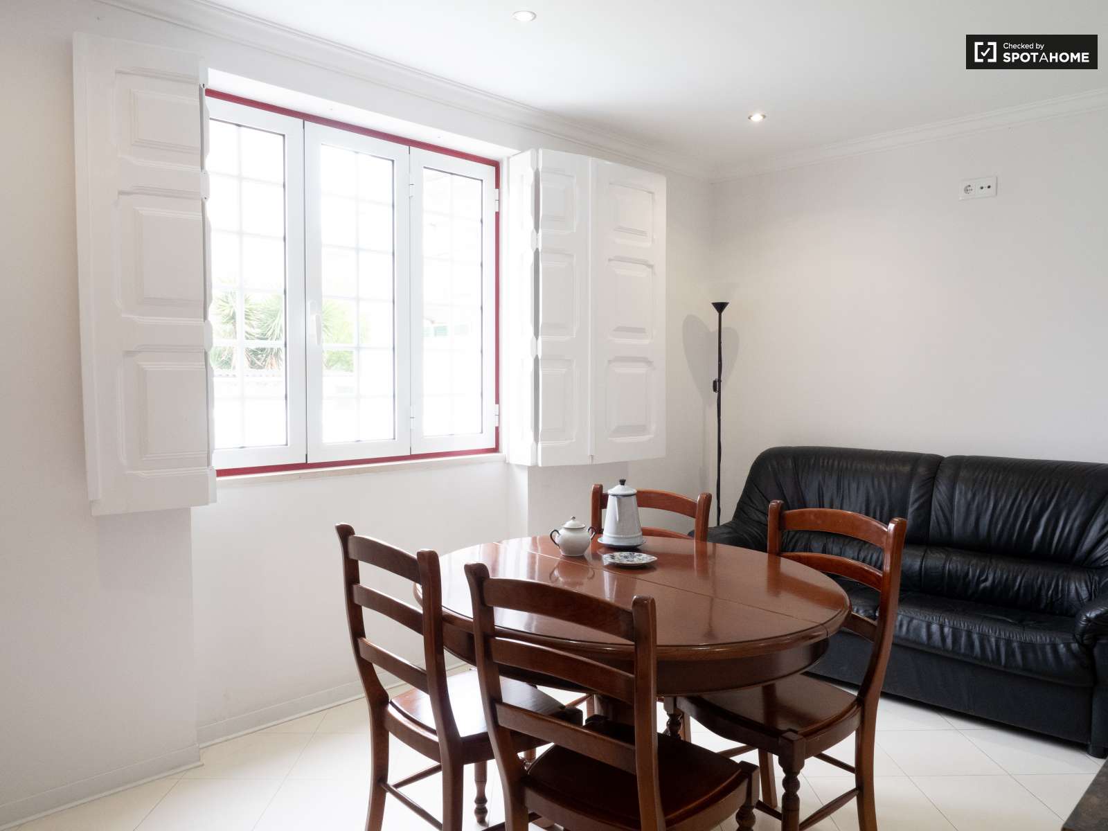 Double bed in Rooms to rent in spacious 6-bedroom house in Caparica, Lisbon