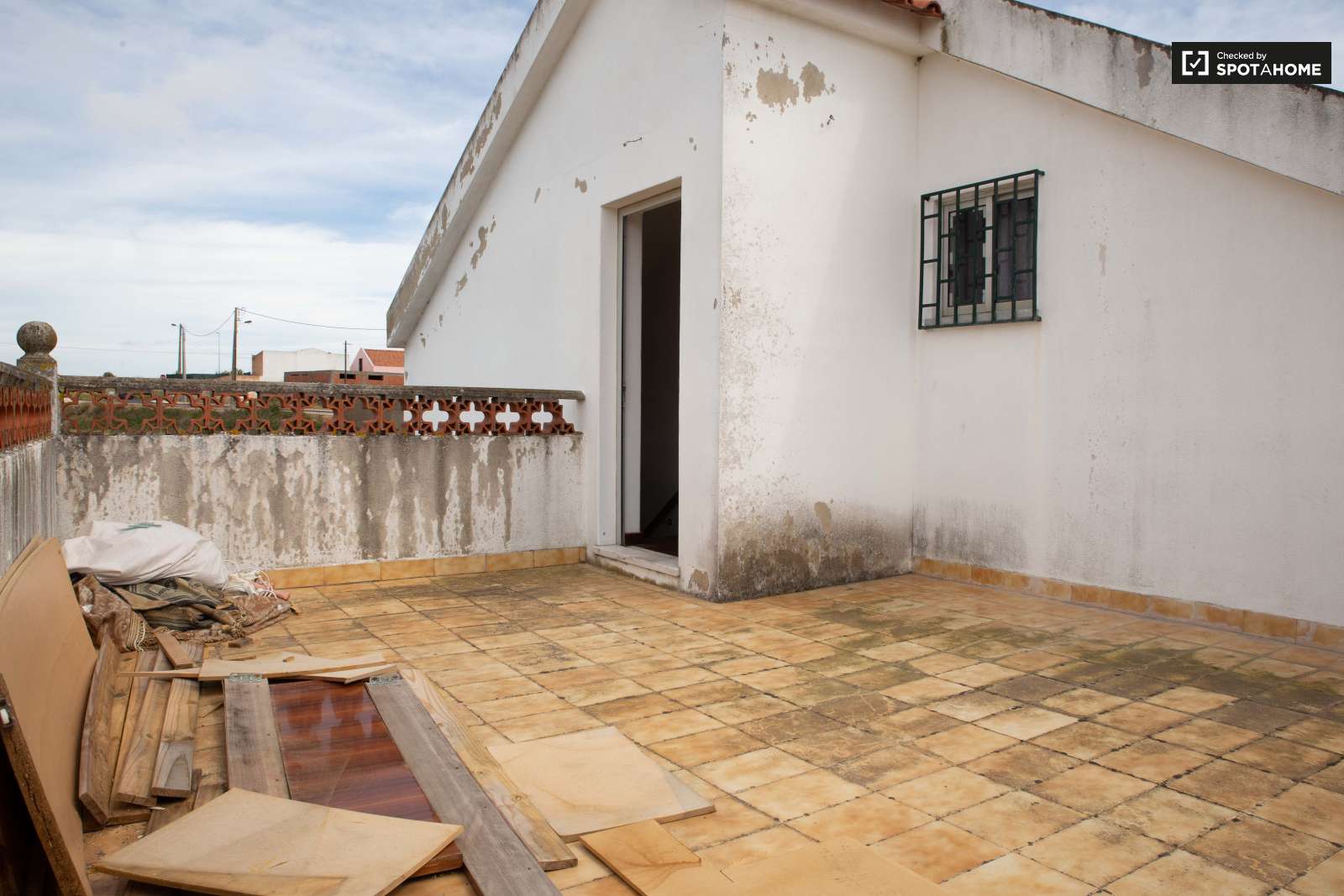 Double bed in Spacious rooms for rent in 5-bedroom house in Sao Domingos de Rana