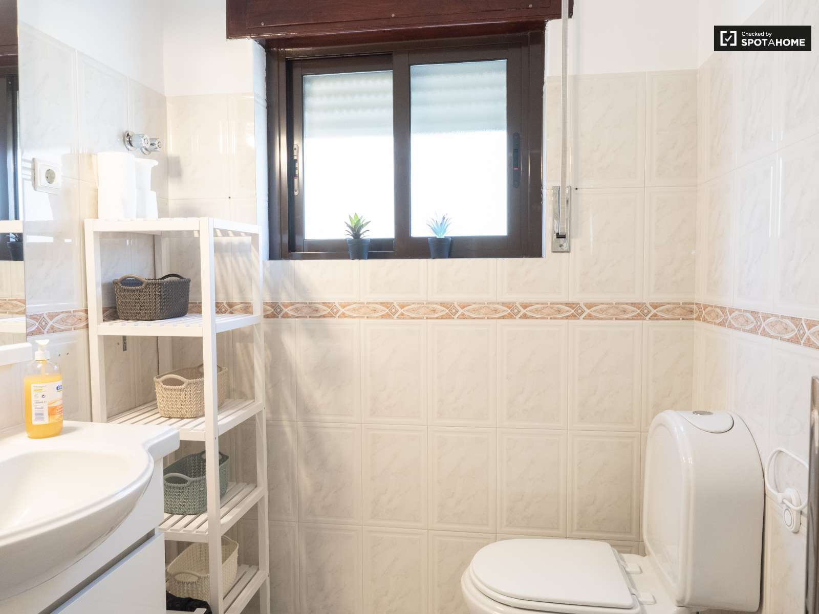 Single Bed in Rooms for rent in spacious 4-bedroom apartment in Corroios