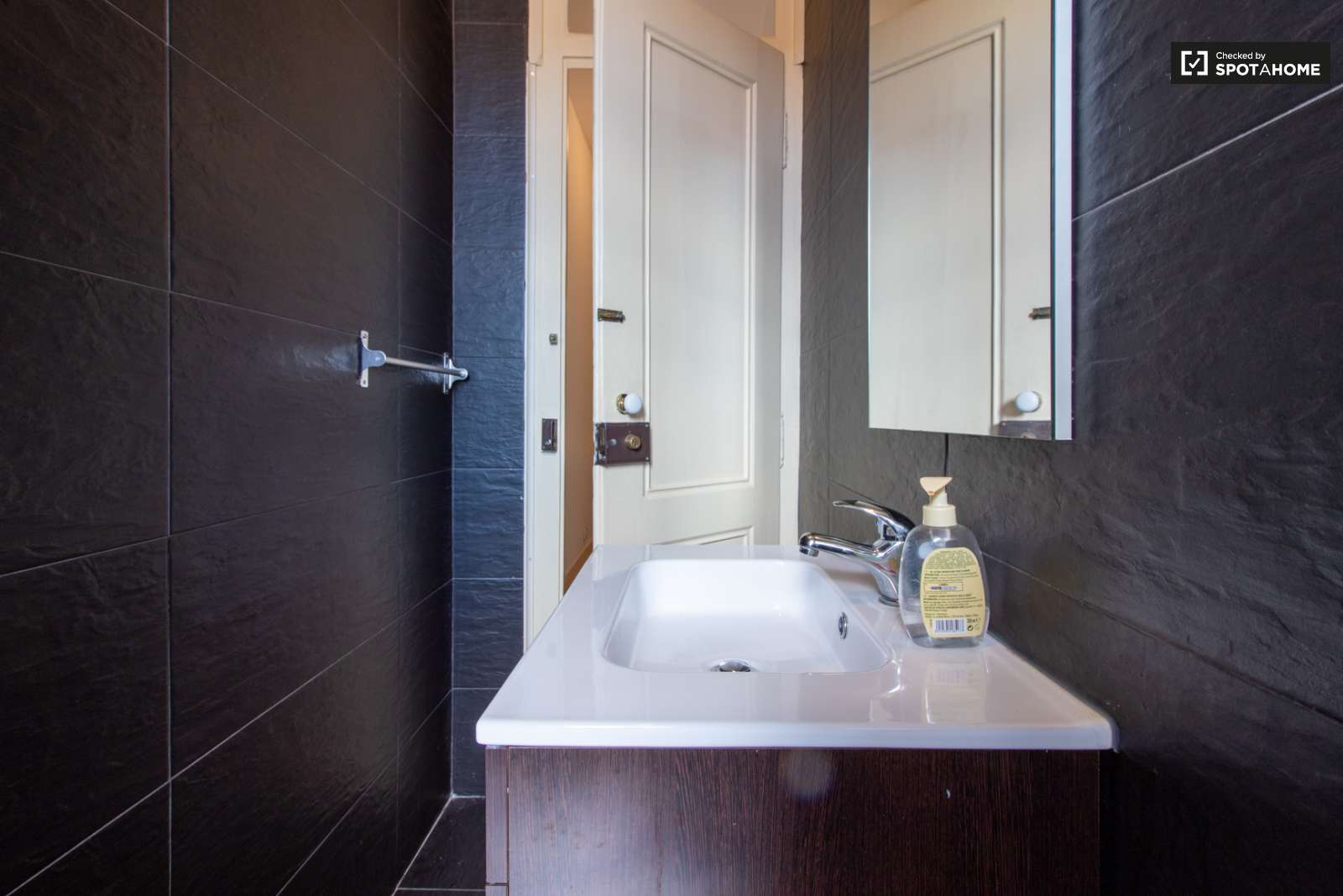 Double bed in Spacious rooms for rent in 6-bedroom apartment in Arroios