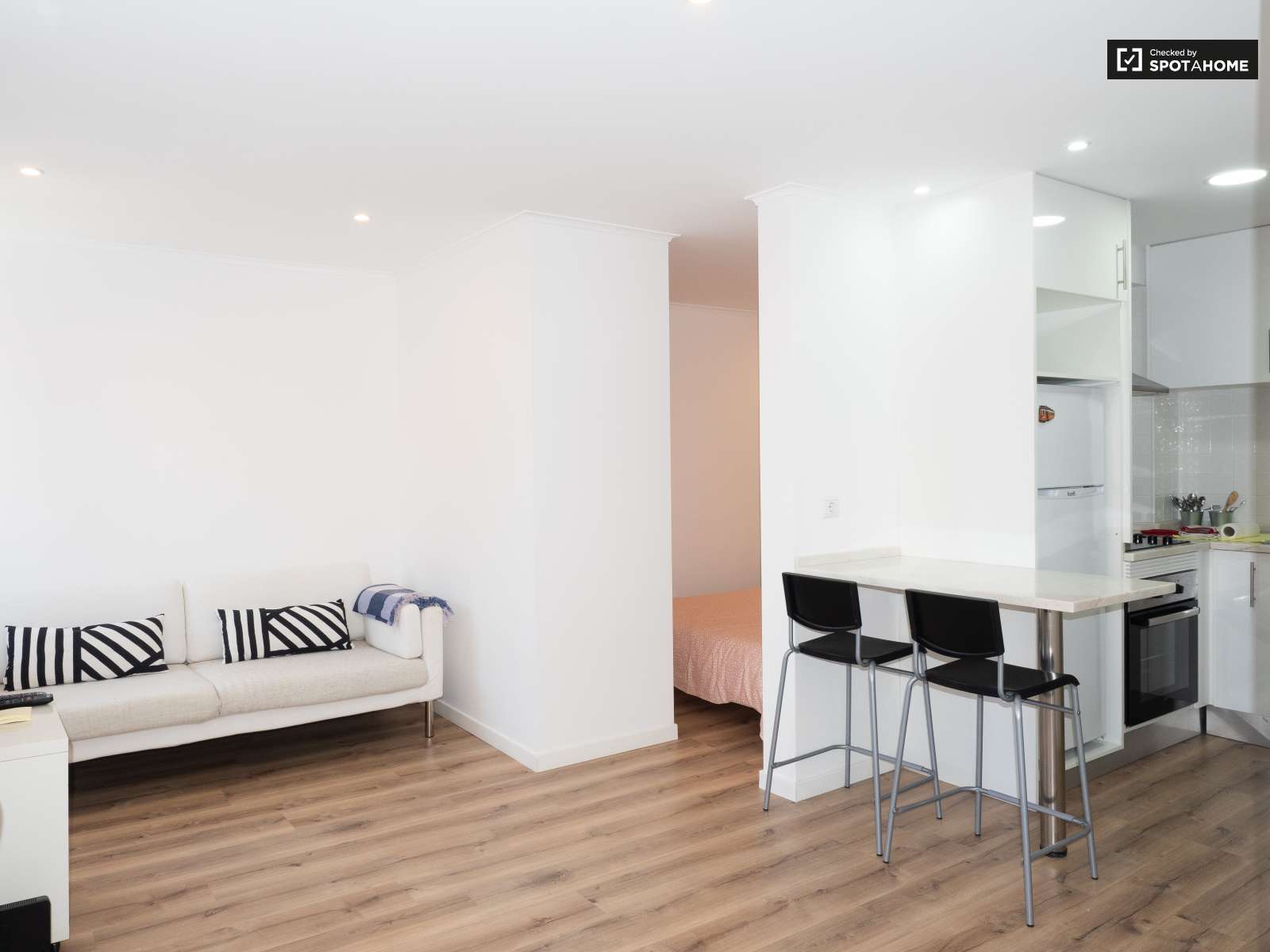 Bright studio apartment for rent in Ajuda