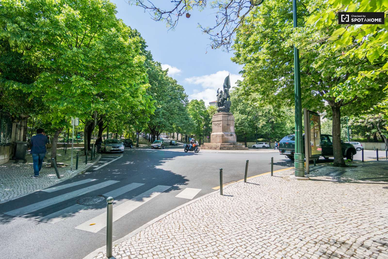 Double bed in Cozy rooms for rent in flatshare in Campo de Ourique